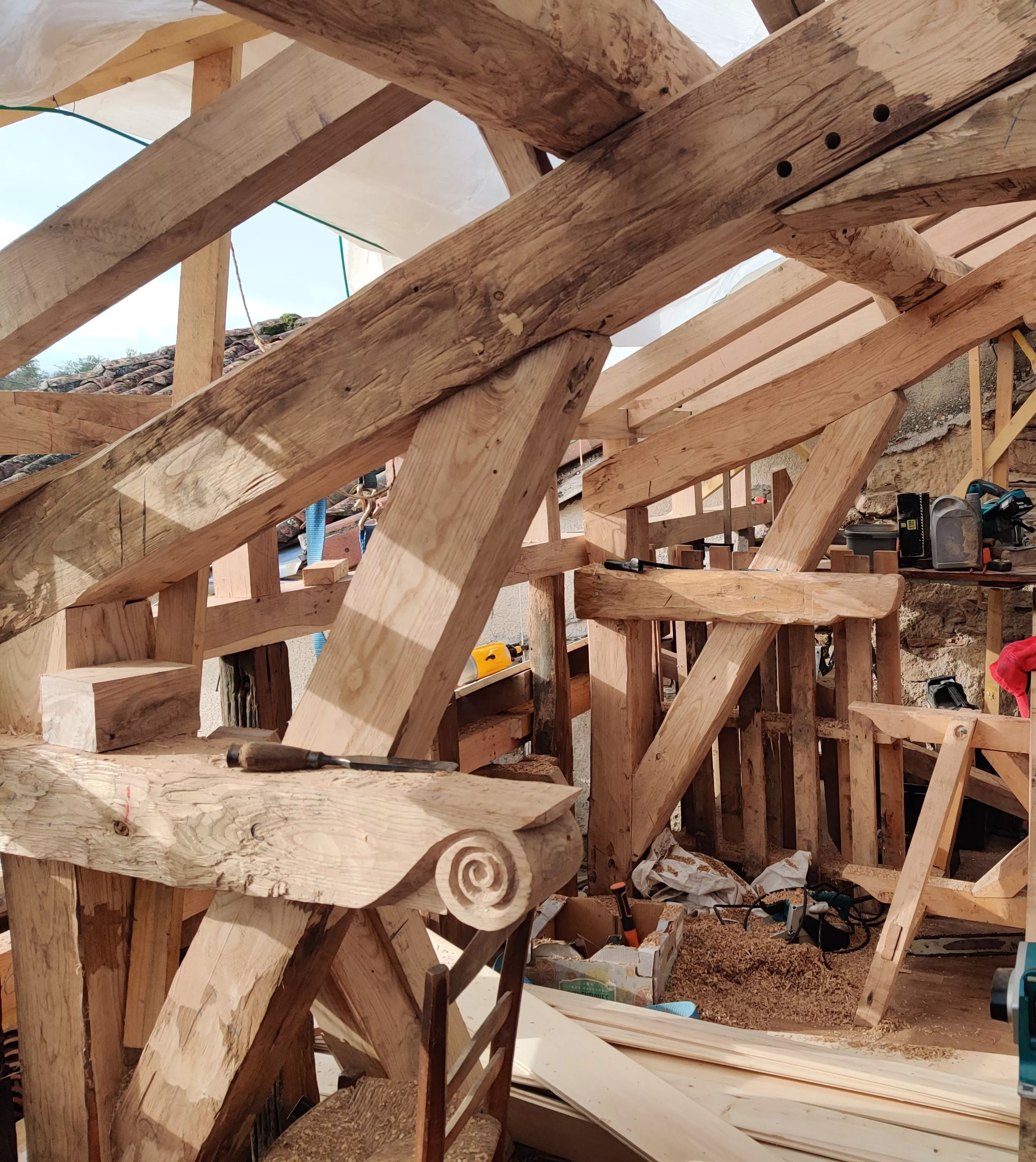 Rénovation d'une batisse des année 1800 à Cardaillhac. Bois de chêne et chataigné, équarris à la hache, réalisé uniquement avec des méthodes traditionelle et outils à main