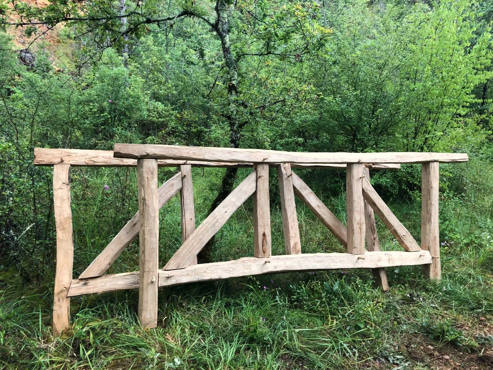 Colombages traditionelle, en bois de chataigné. Futur ossature d'un mur en bois.