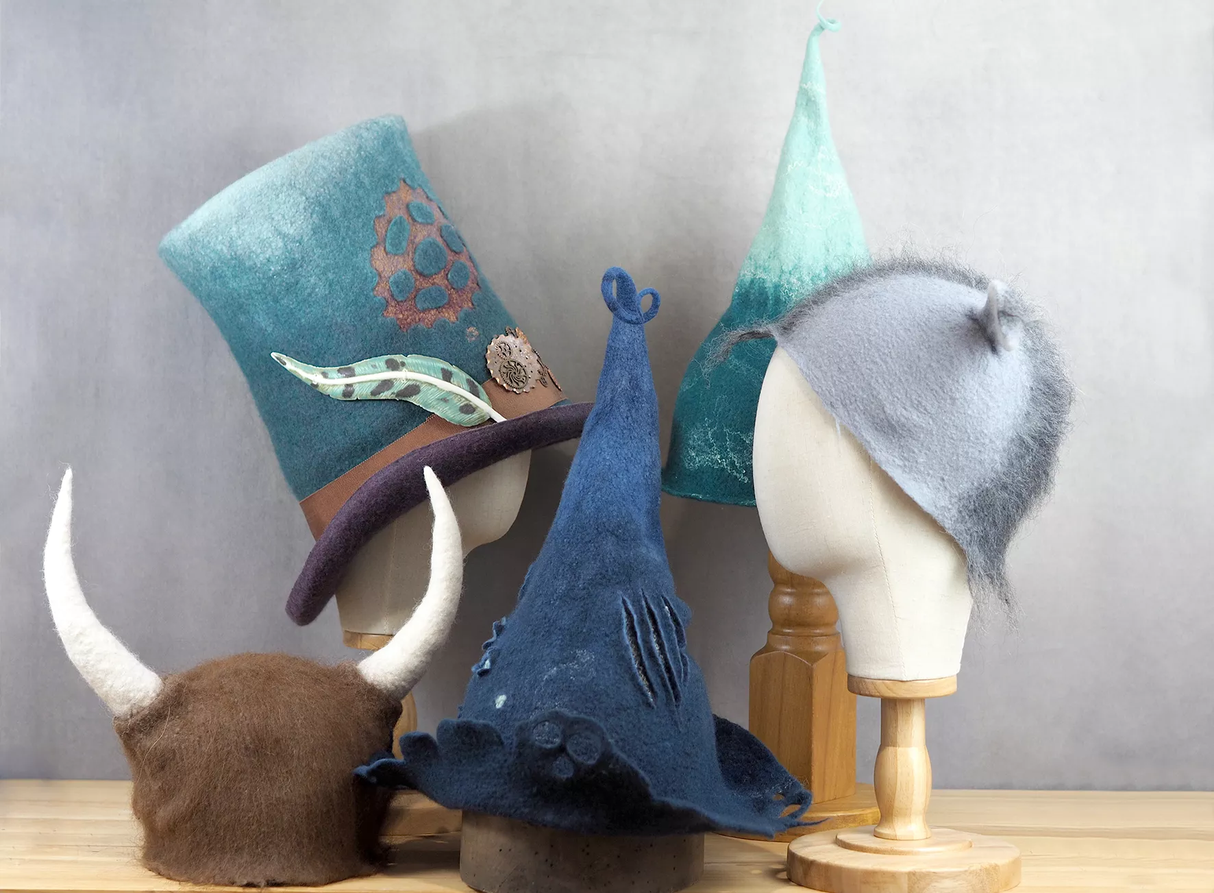 Ensemble de plusieurs chapeaux fantasy : chapeaux pointus de sorcière, haut de forme, chapeaux poilus à cornes ou à oreilles