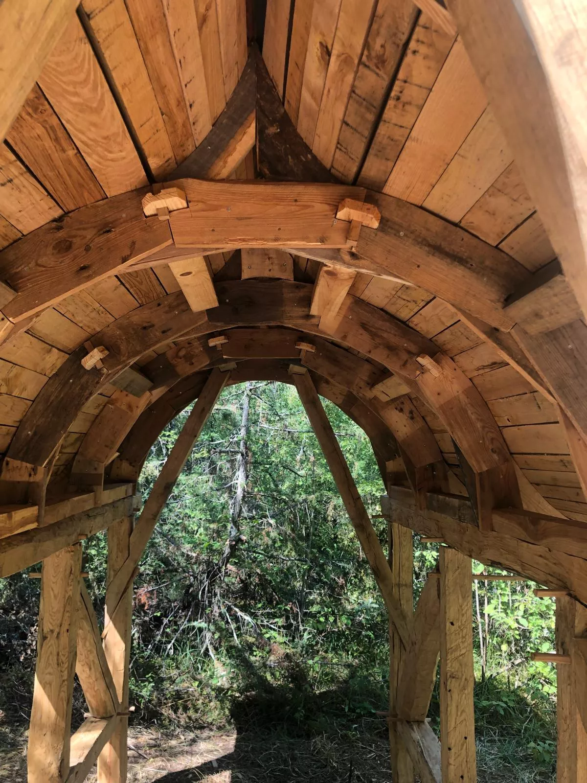 Charpente avec un toit dit en "phillibert de l'orme", réalisé avec des planche de chataigné et de chêne, une ossature courbé pour donné un aspect de coque de bateau. Autrefois très présente en aveyron et dans le lot