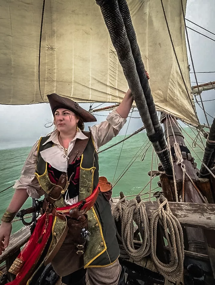 Pirate sur son bateau avec une superbe veste verte brocardée