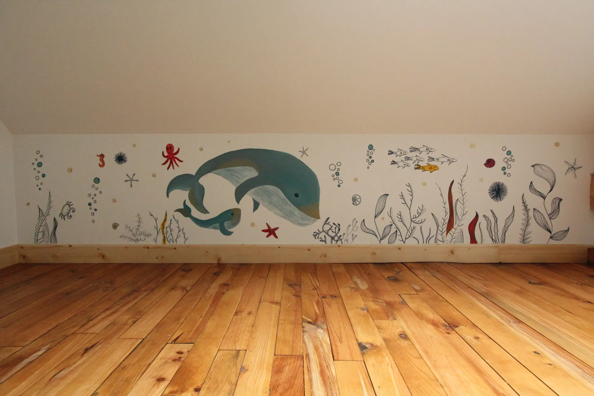 fresque représentant un paysage marin avec une baleine et son baleineau, réalisée dans une chambre d'enfant en Normandie
