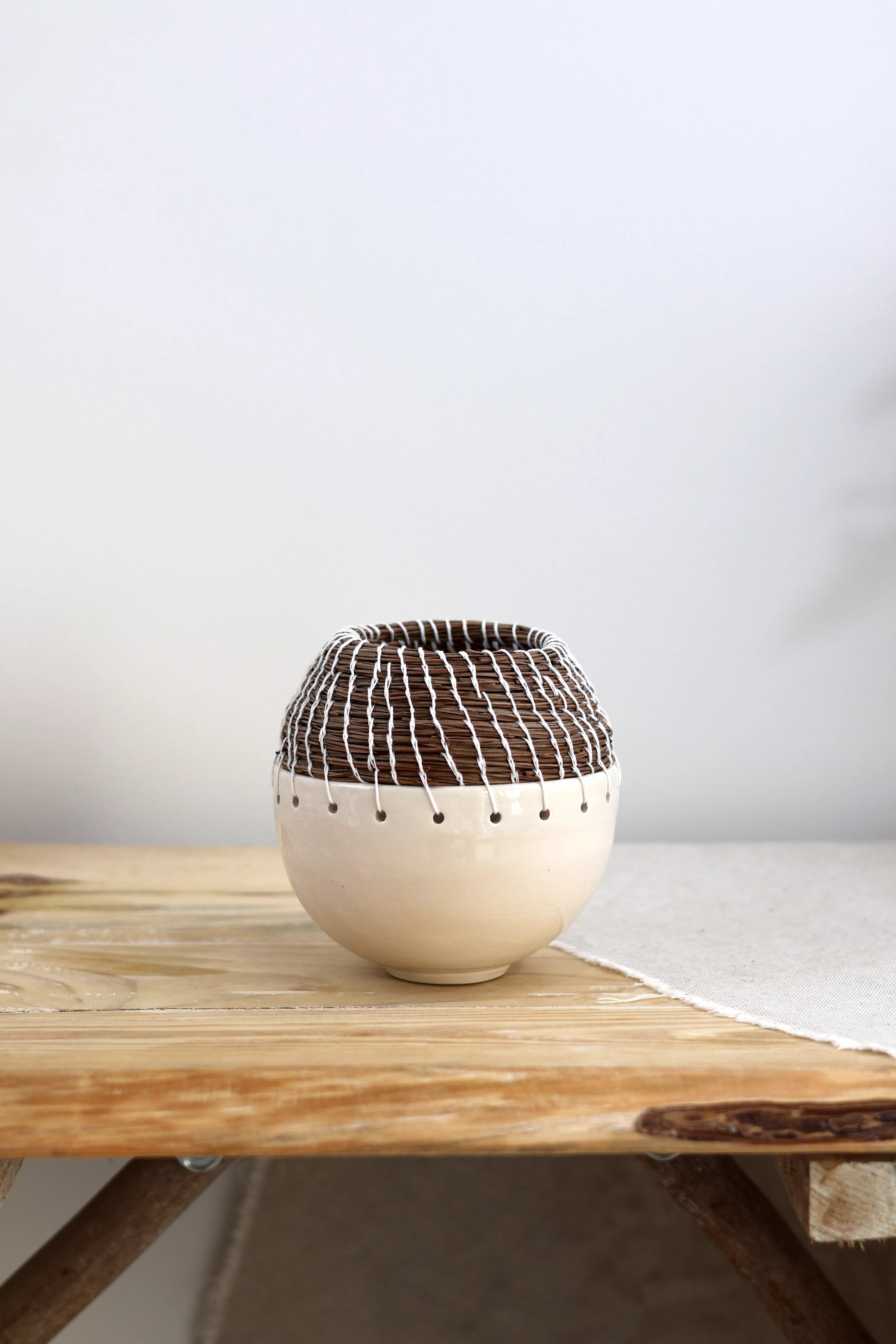 Vase avec Vannerie en aiguilles de pin