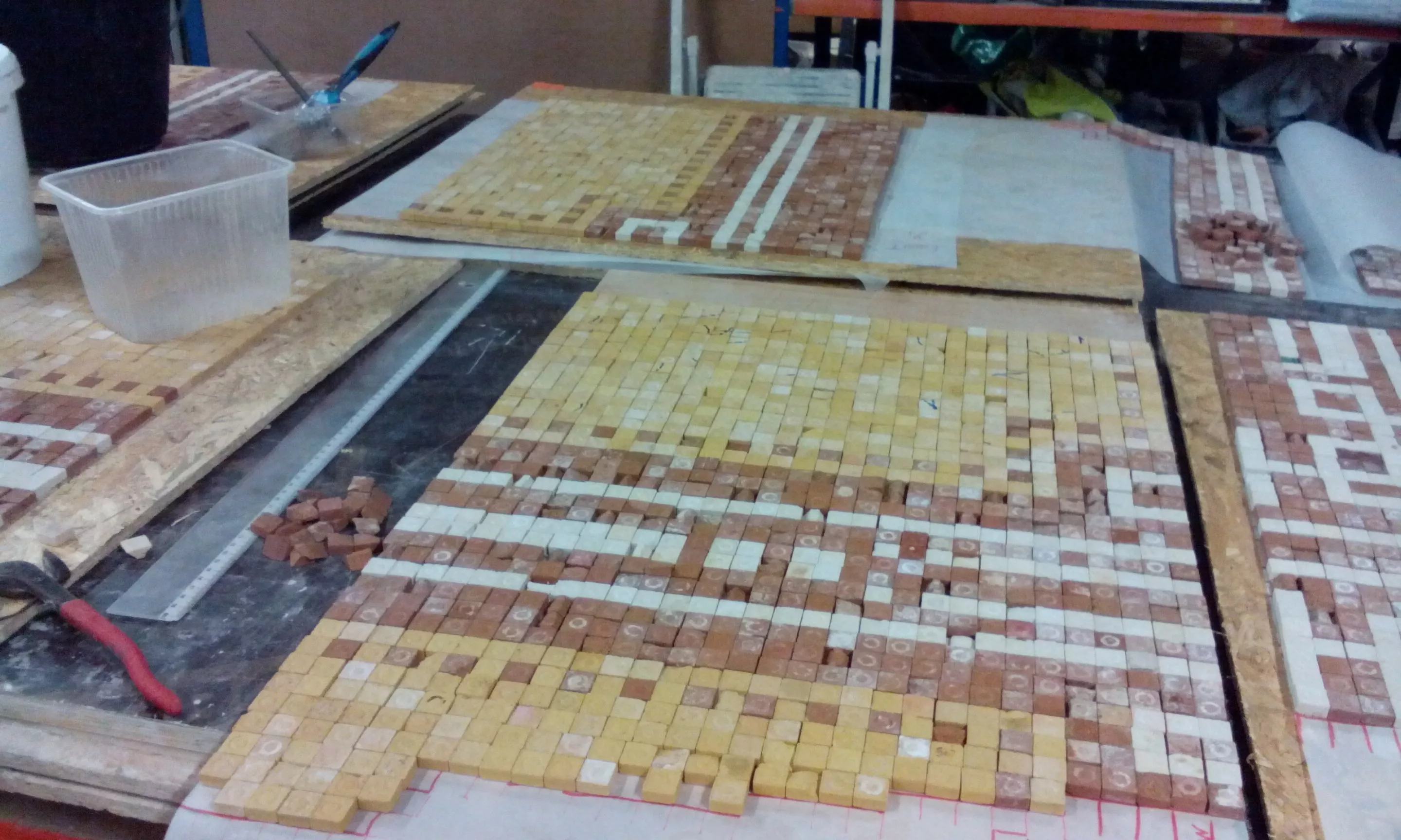 Création de panneaux de mosaïque en cours à l'atelier