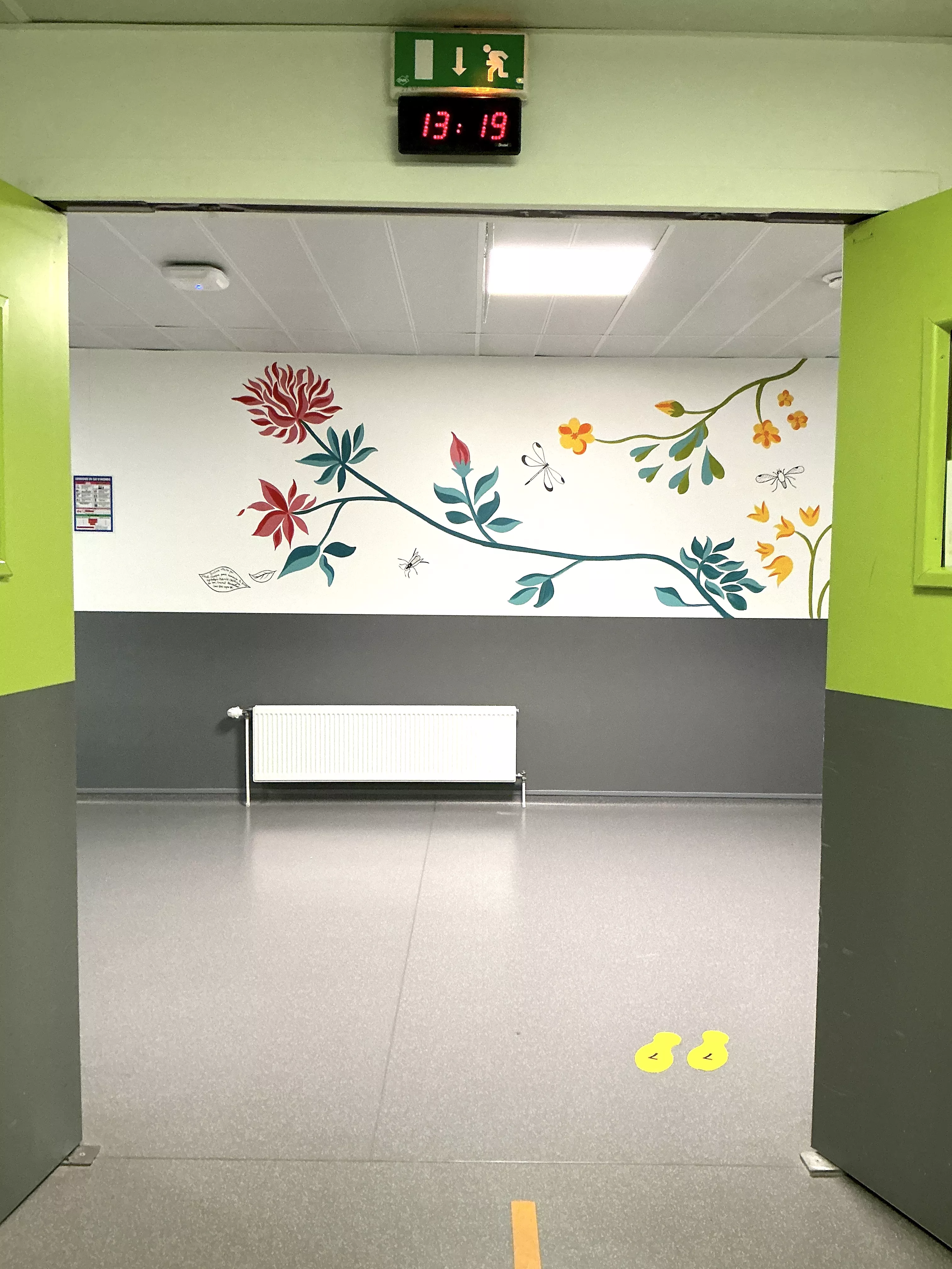 Fresque en couleurs réalisée au CHU de Caen en Normandie représentant des fleurs et des insectes