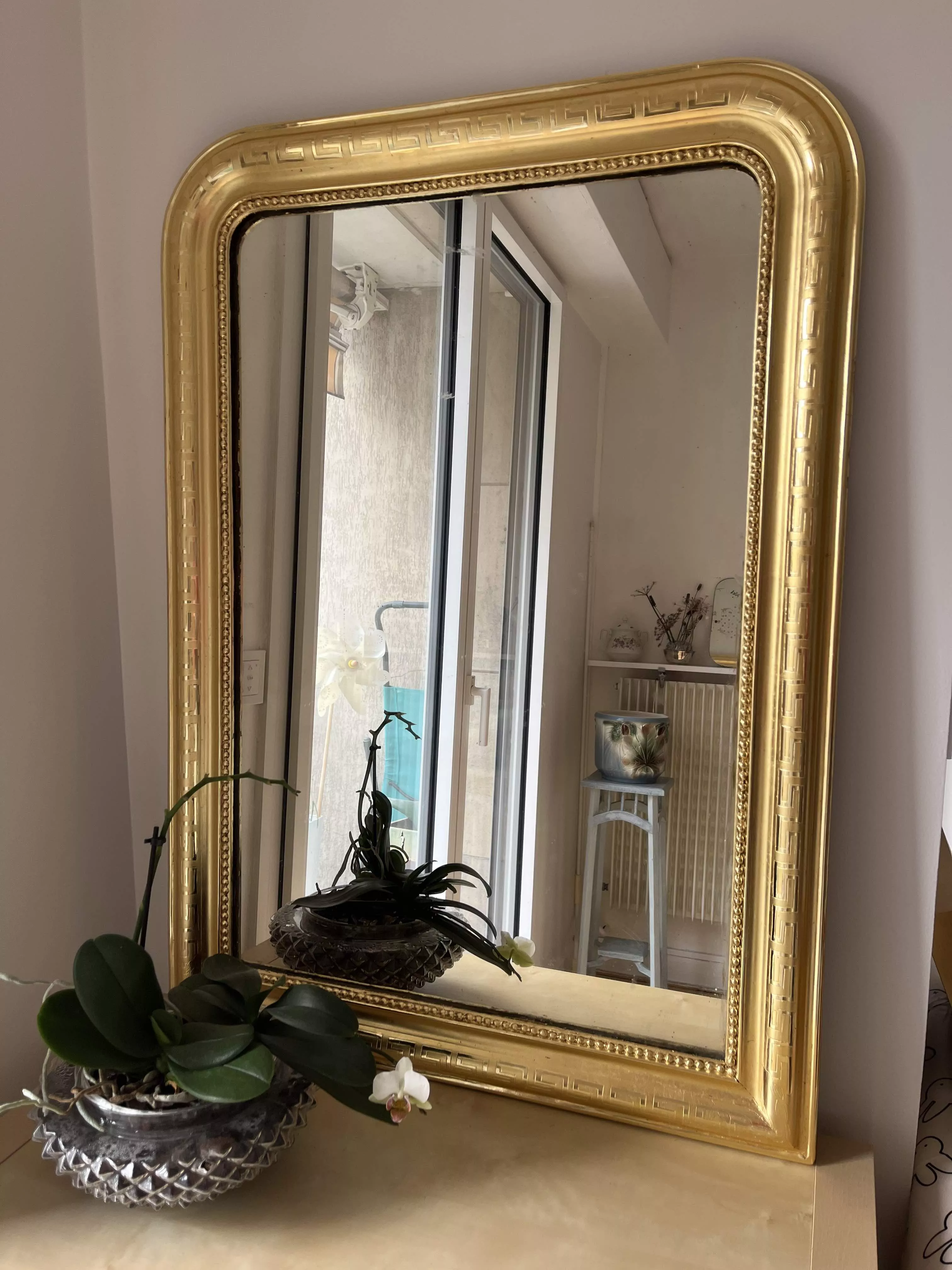 Grand miroir Louis Philippe en bois doré à la feuille d'or à décor gravé de frises de grecques brillantes sur fond mat