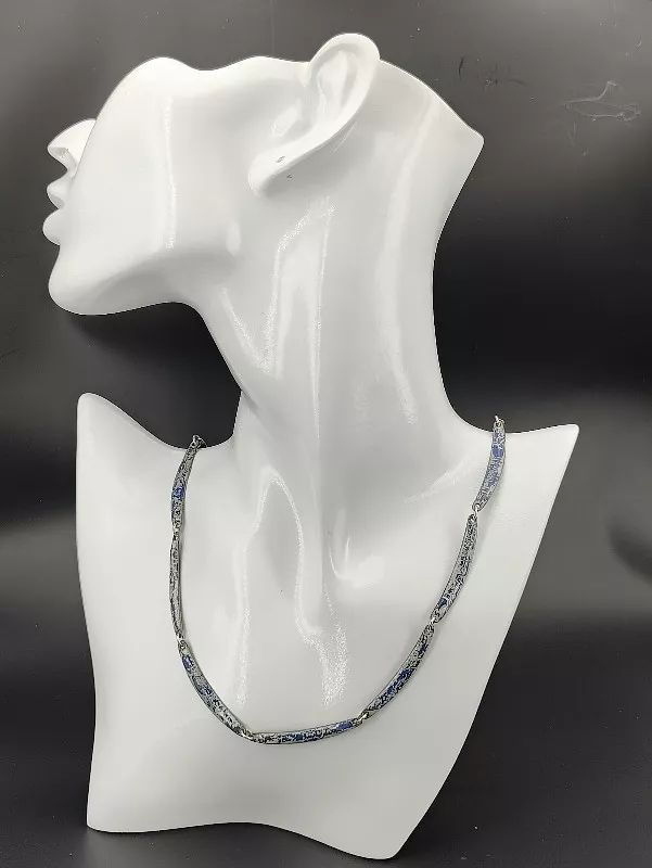 Collier en émail ivoire et bleu