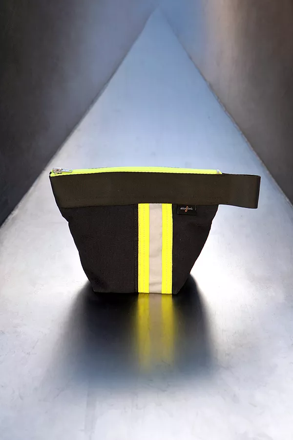 Trousse de toilette en tenue de pompier anti-feu réformée