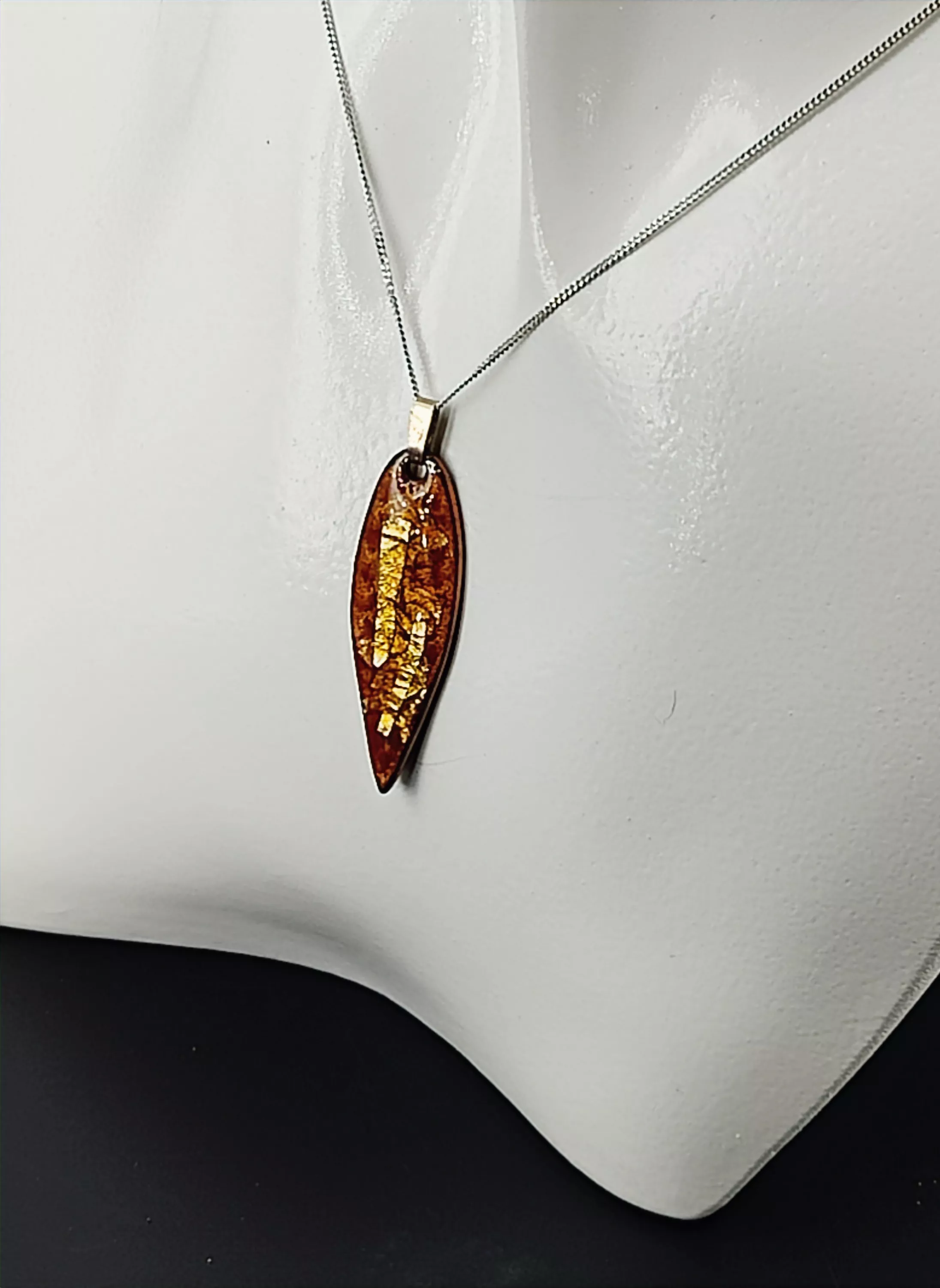 Pendentif en émail transparent sur paillon d'argent