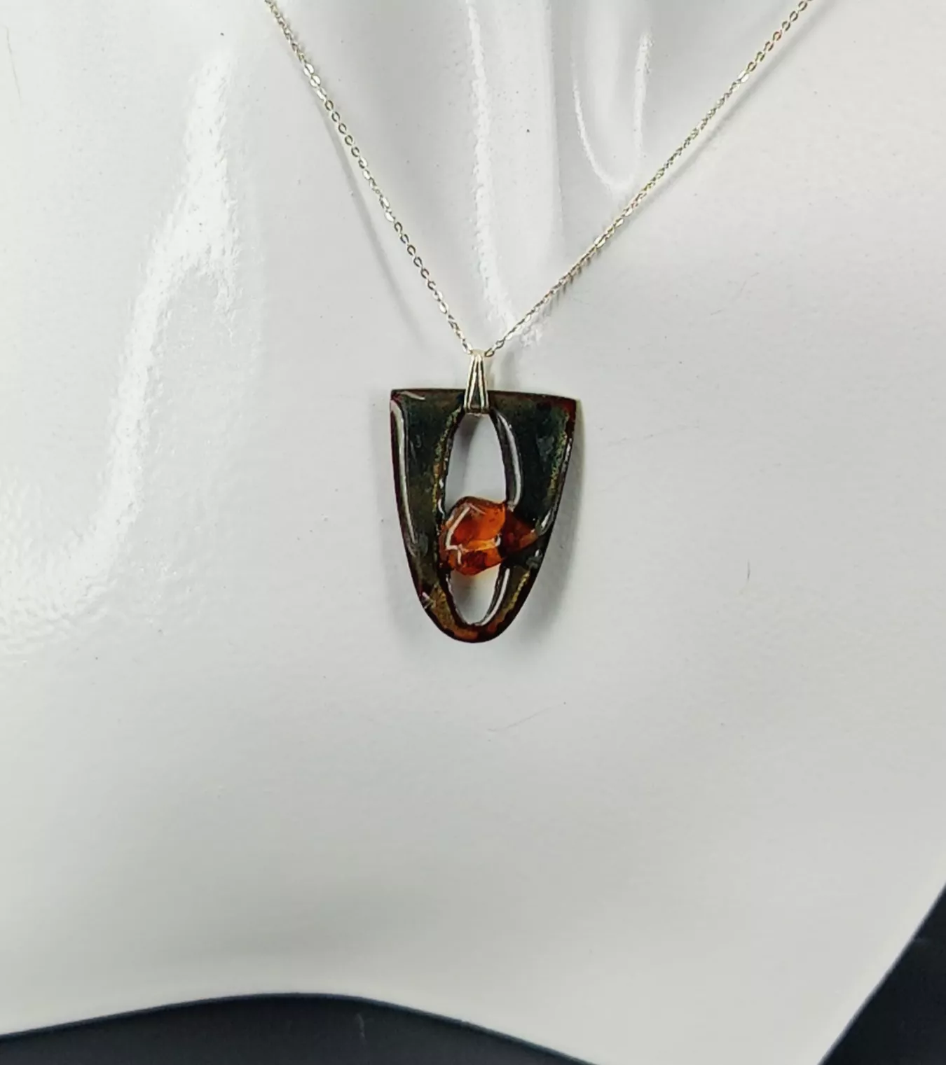Pendentif en émail émeraude avec une bille de verre orange