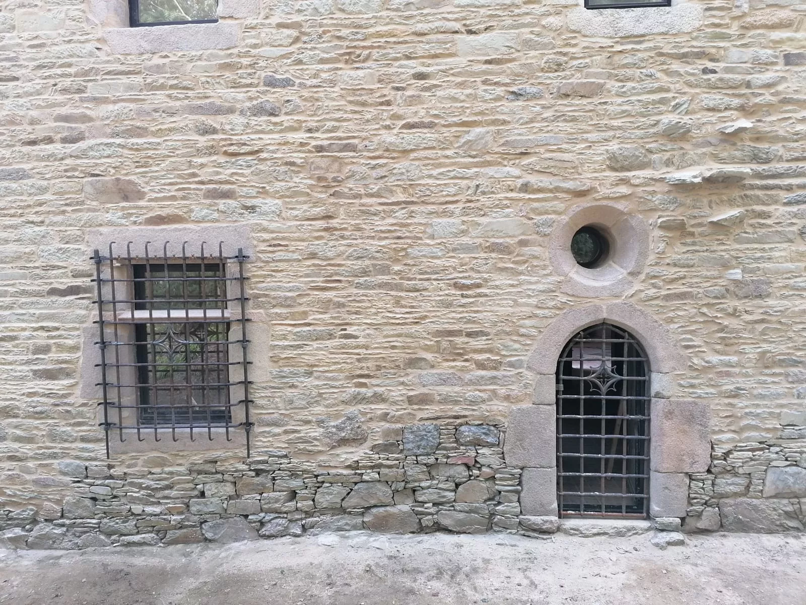 Grilles de défenses XV -ème siècle / manoir Breton  