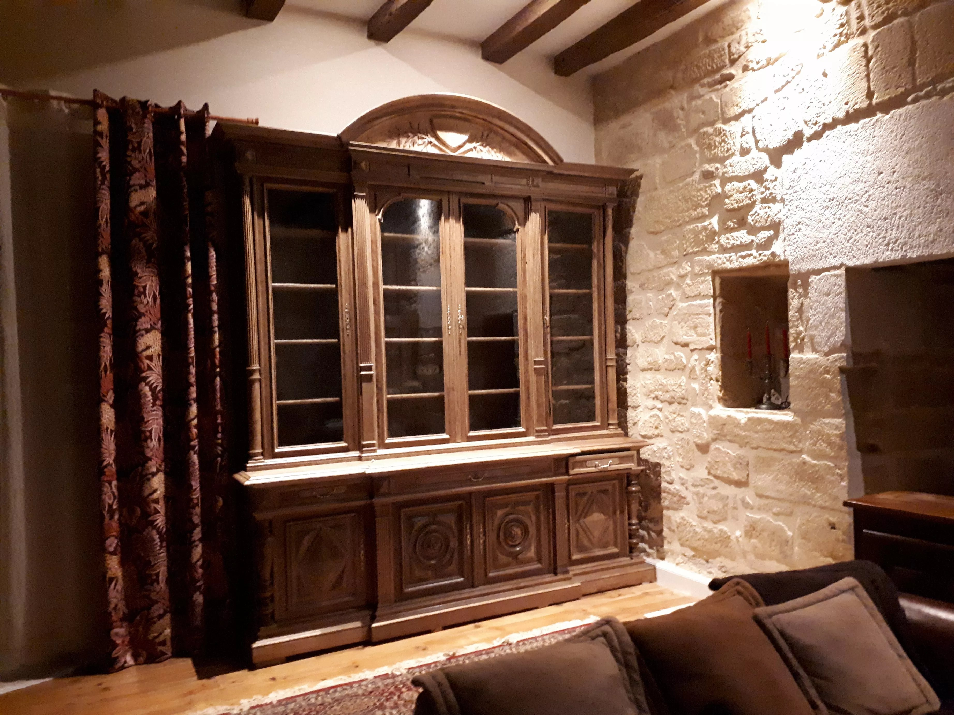 Bibliothèque en noyer: décapage et finition aspect bois brut