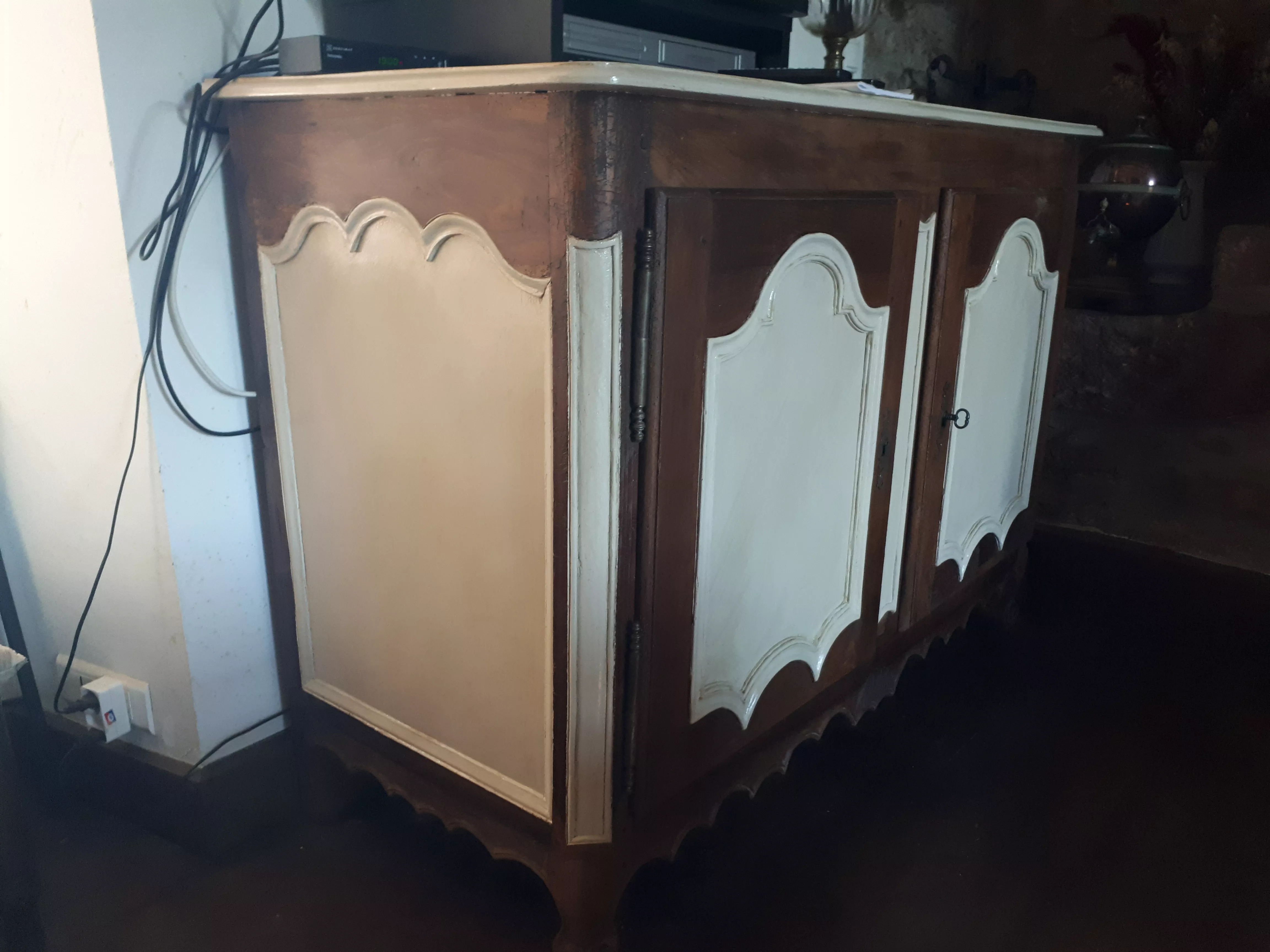 Buffet 2 portes: bois peint et bois restauré à la cire