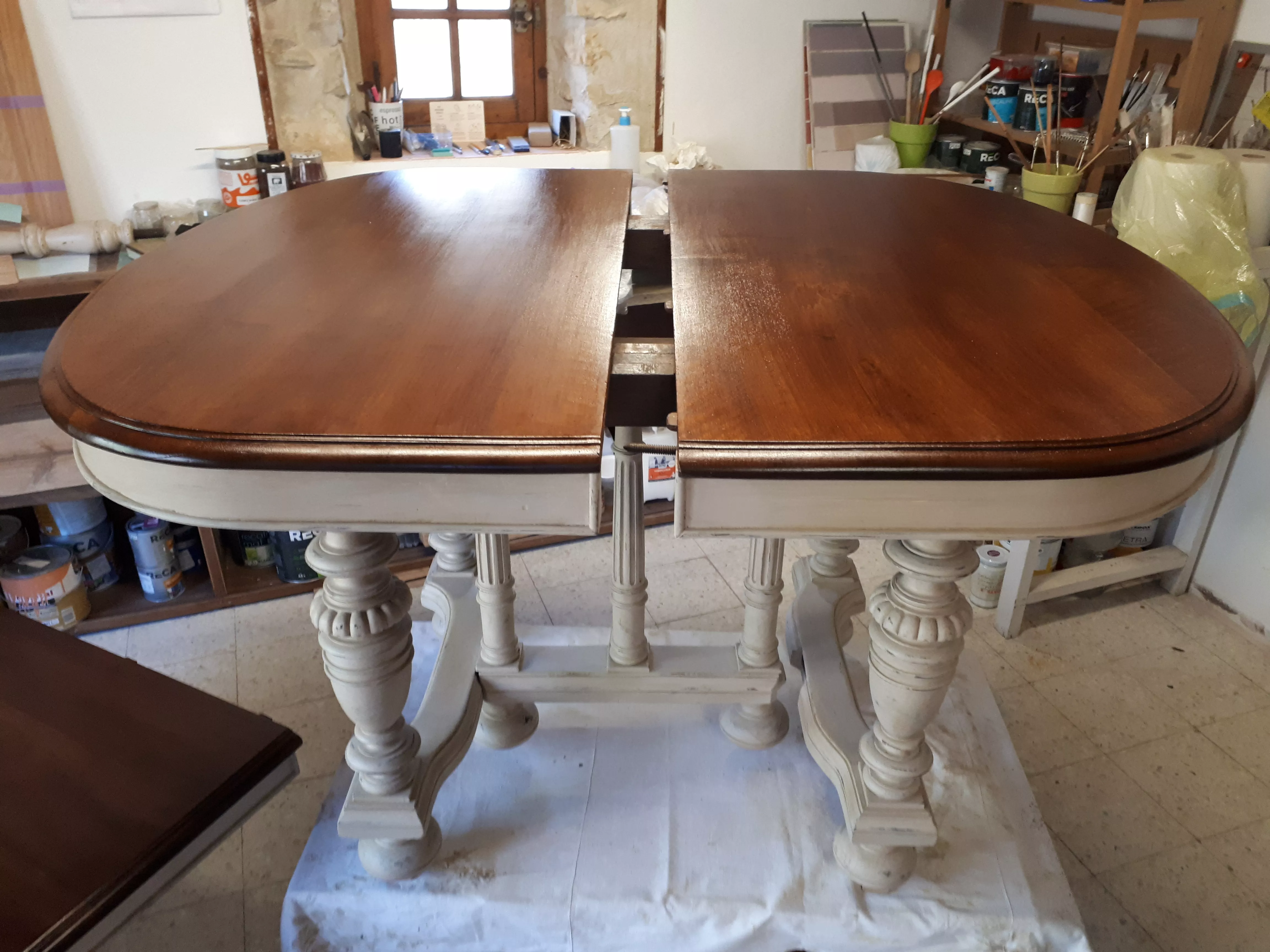 Table Henri II: Bois peint effet usé / bois vernis