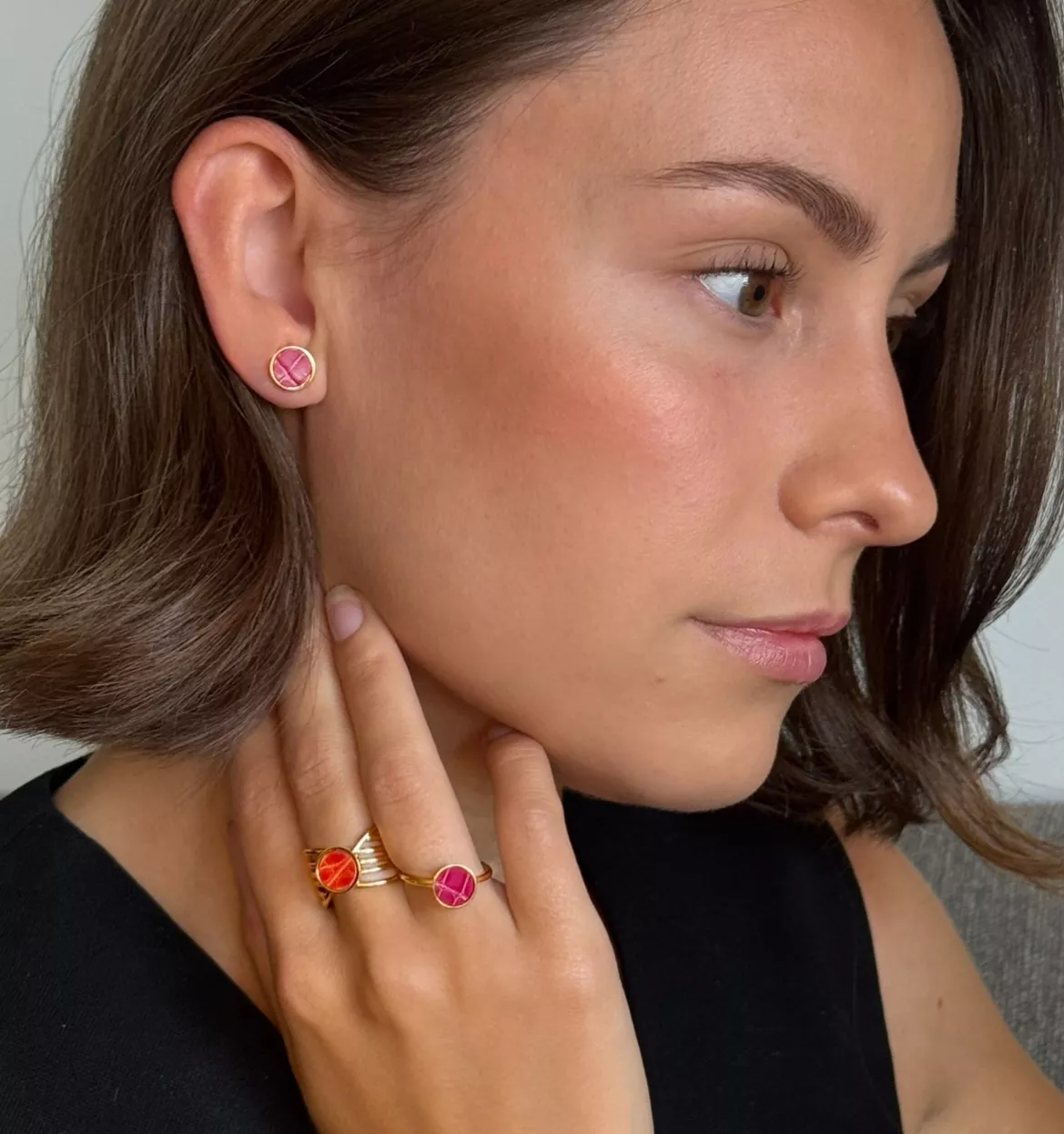 Atelier de maroquinerie artisanale à Annecy, créations uniques en cuir travaillées à la main avec précision et passion.