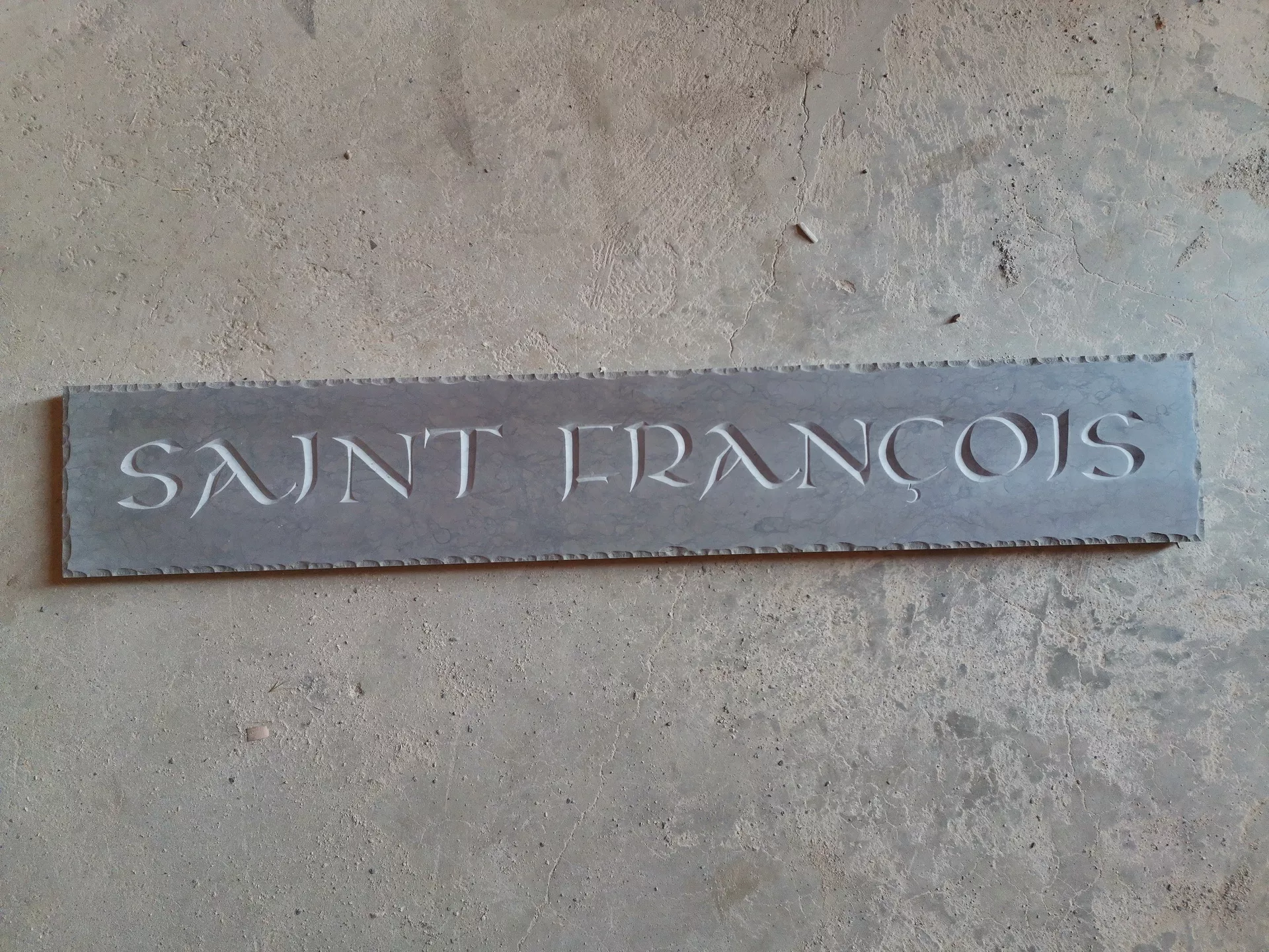 Gravure de lettres - calligraphie onciale , époque romane