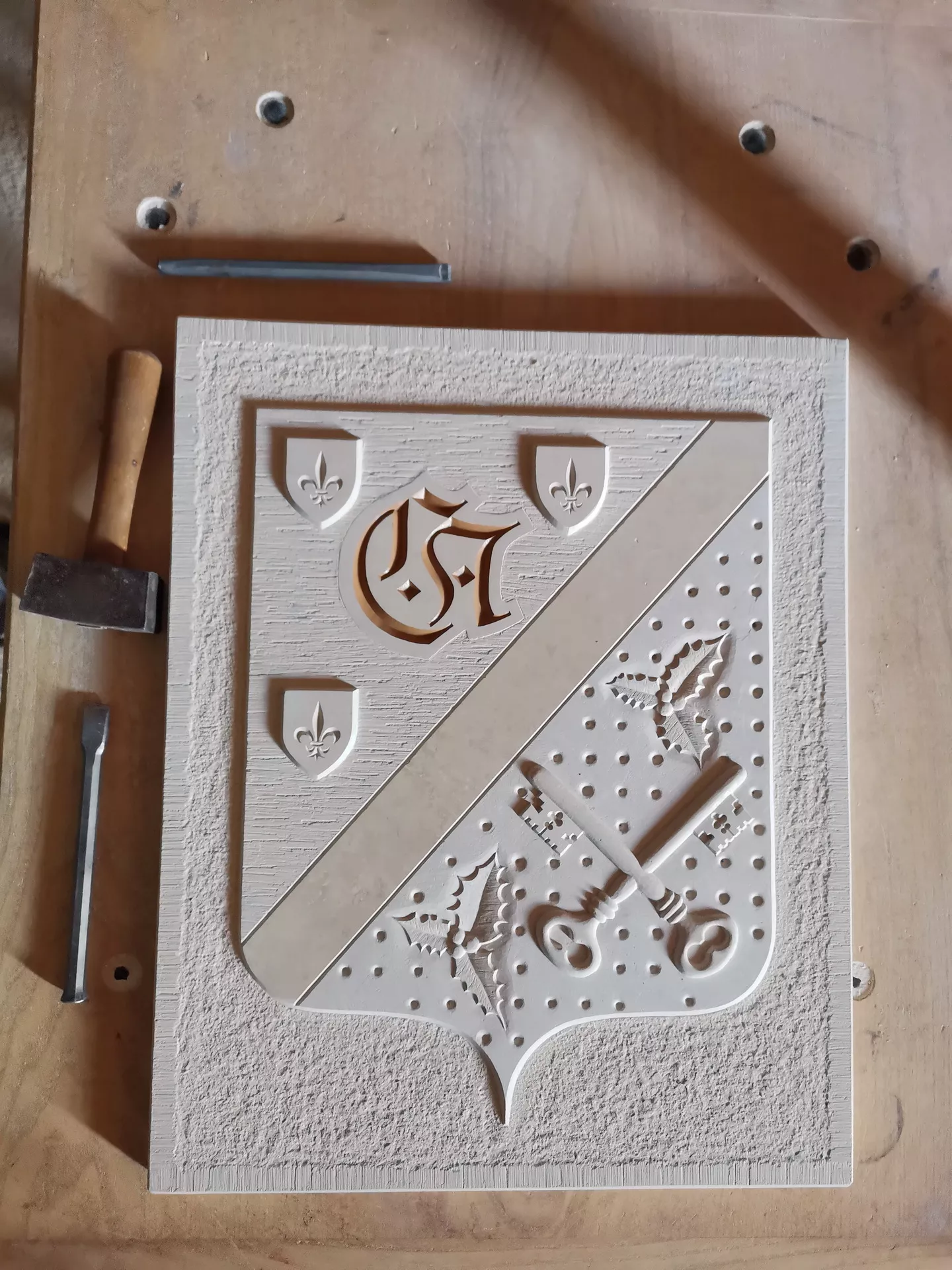 Gravure en bas-relief de Blason - Armoiries - Héraldique - Armes- Couleurs