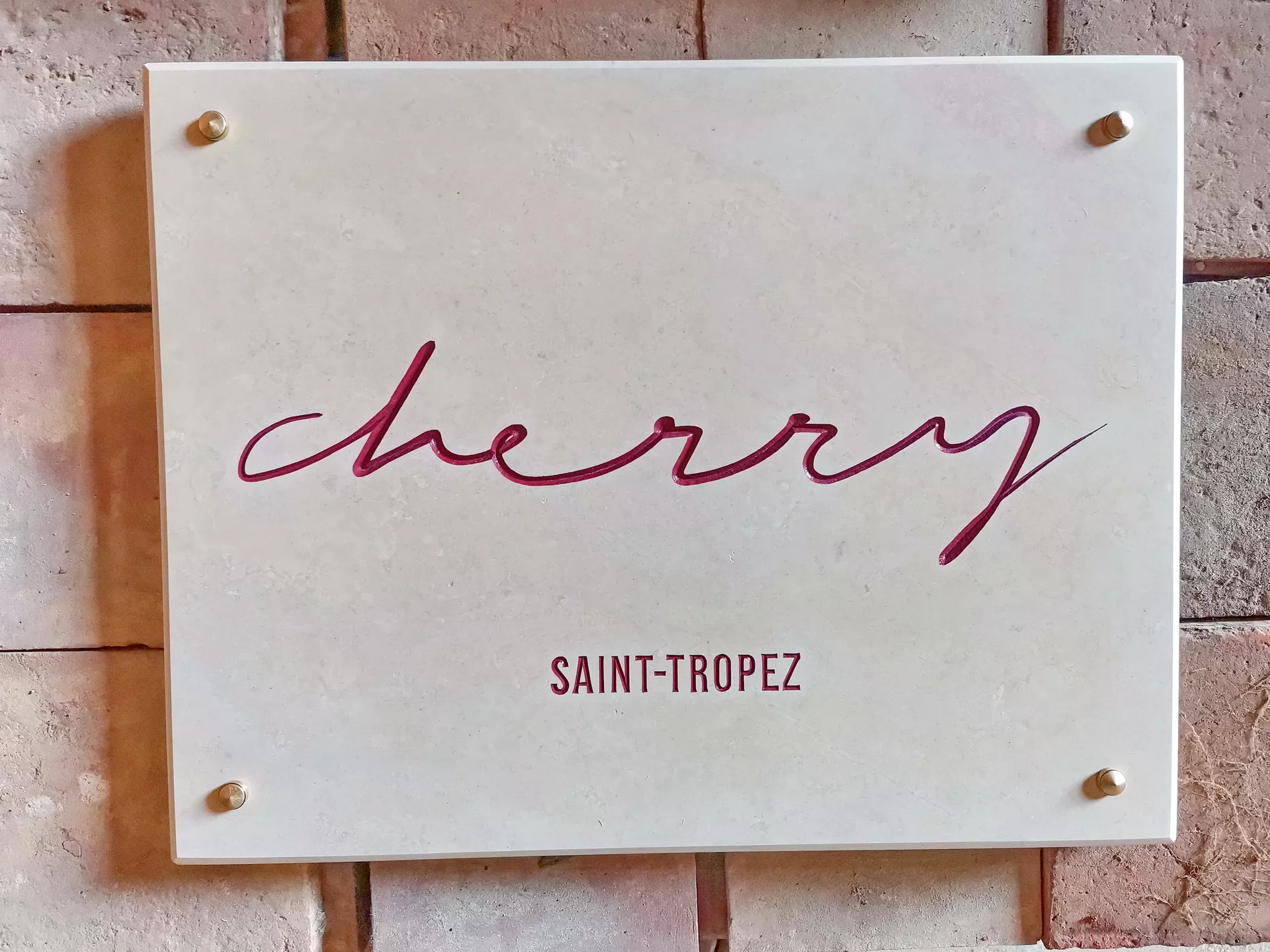 Enseigne en pierre gravée pour restaurant à Saint-Tropez