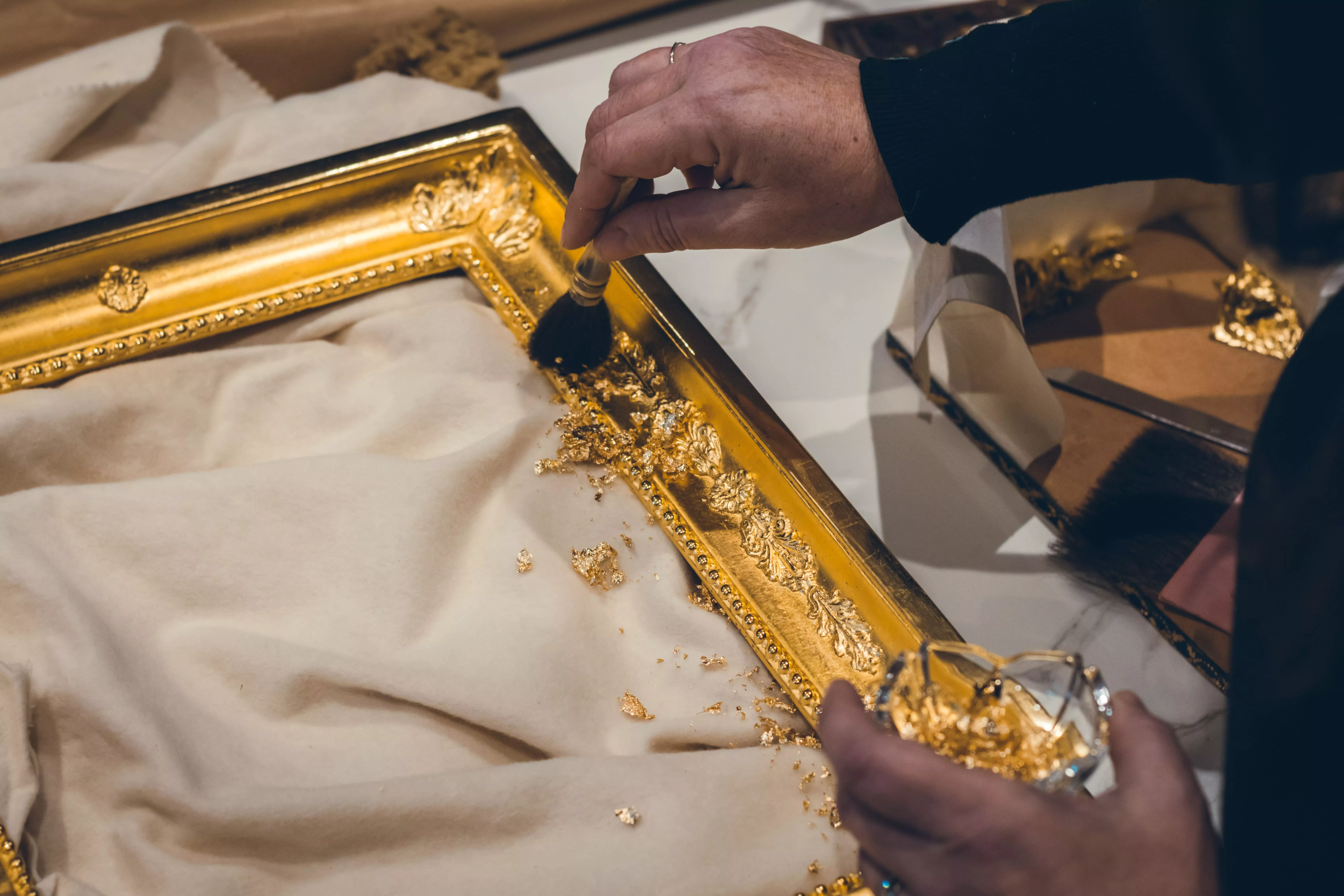 Epoussetage de la dorure sur un cadre
