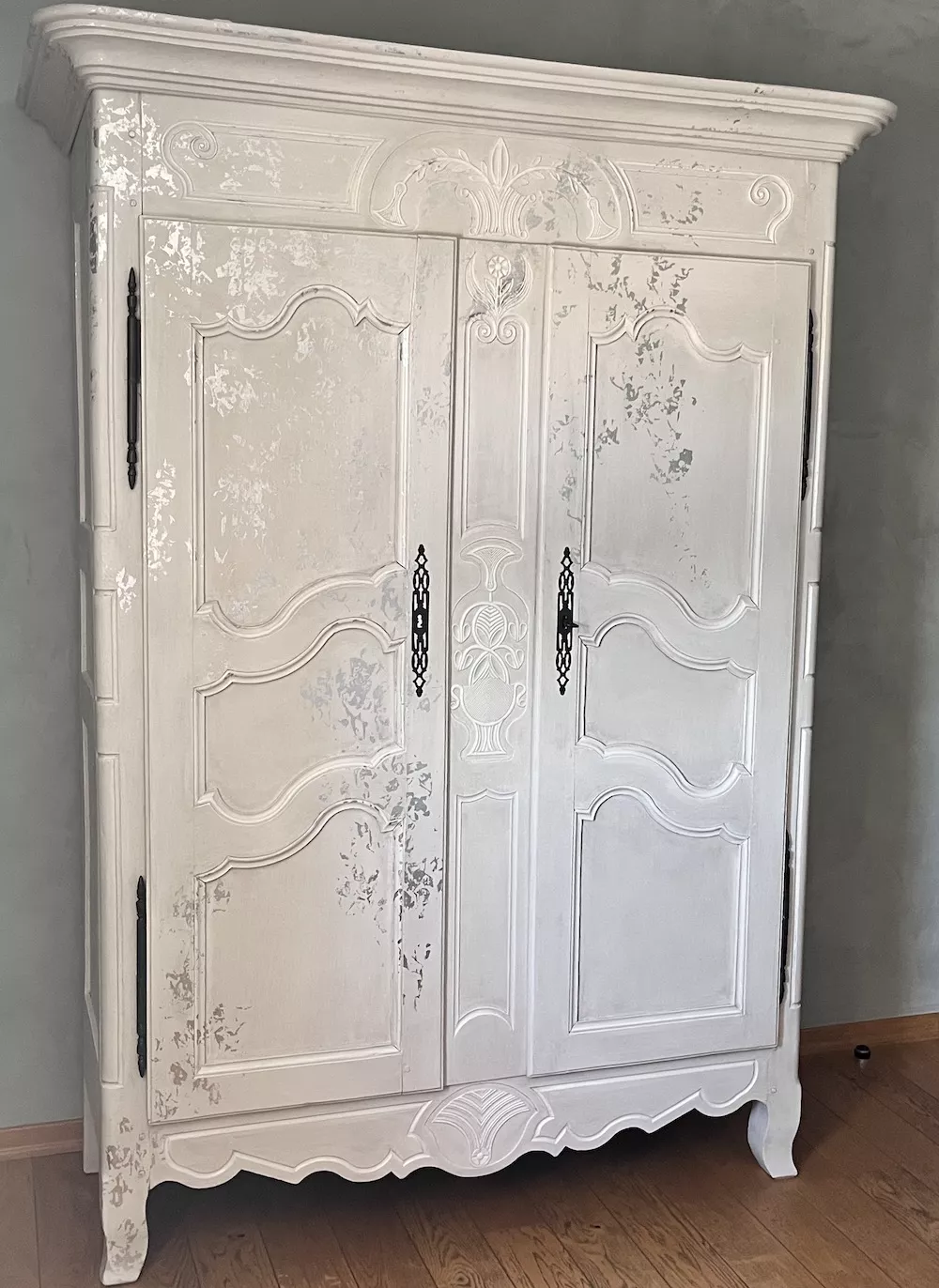 Armoire Bressane époque XIX rénovée et patinée. Décor contemporain à main levée, à la feuille.  