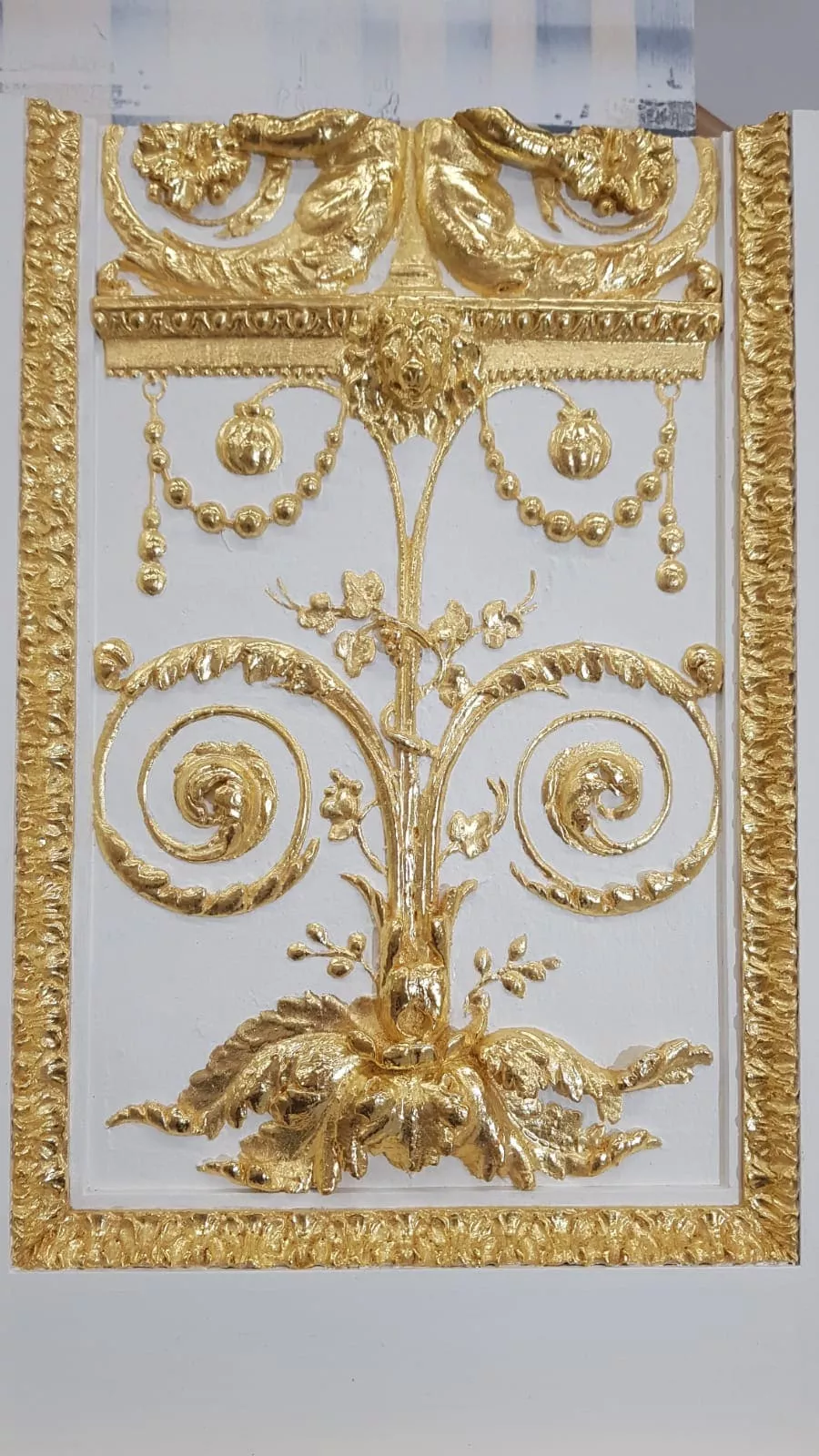 Dorure d'une reproduction d'un panneau ancien pour démonstration