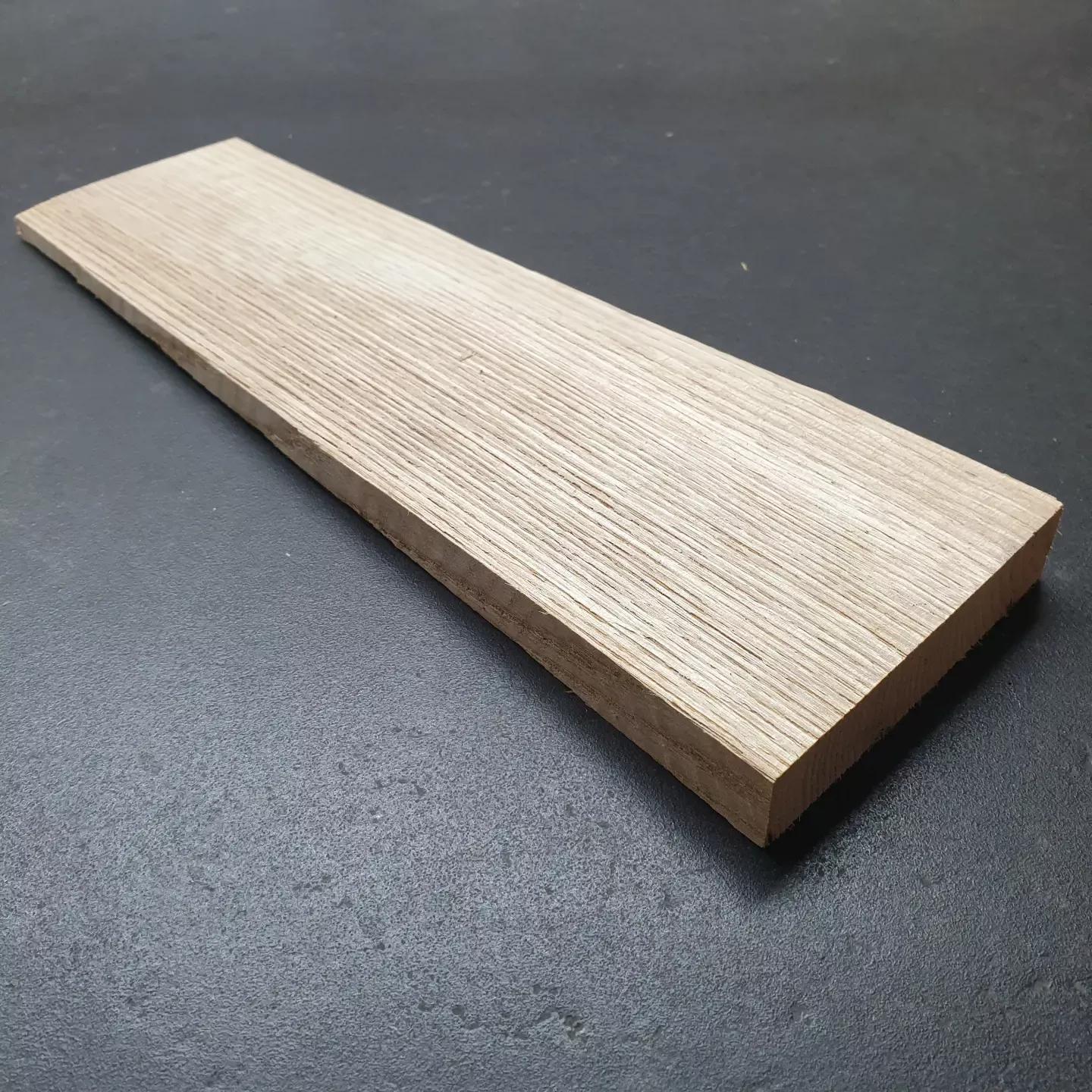 Bardeau de châtaignier fendu sur quartier