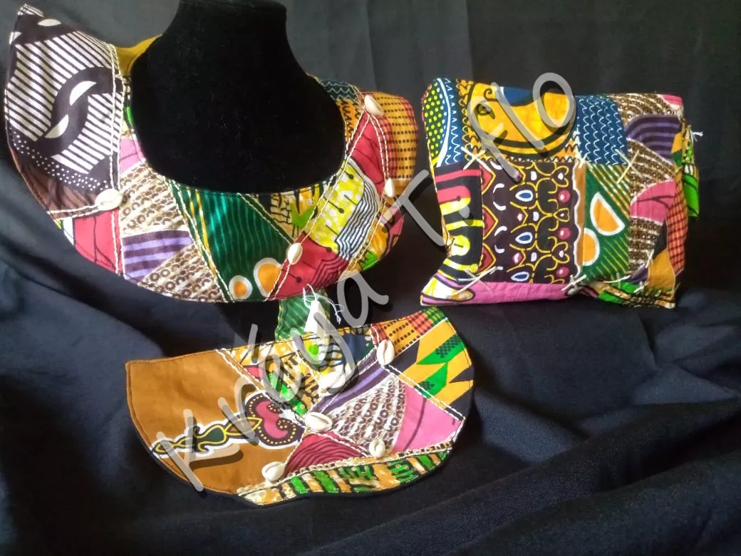 collier africain et sa pochette