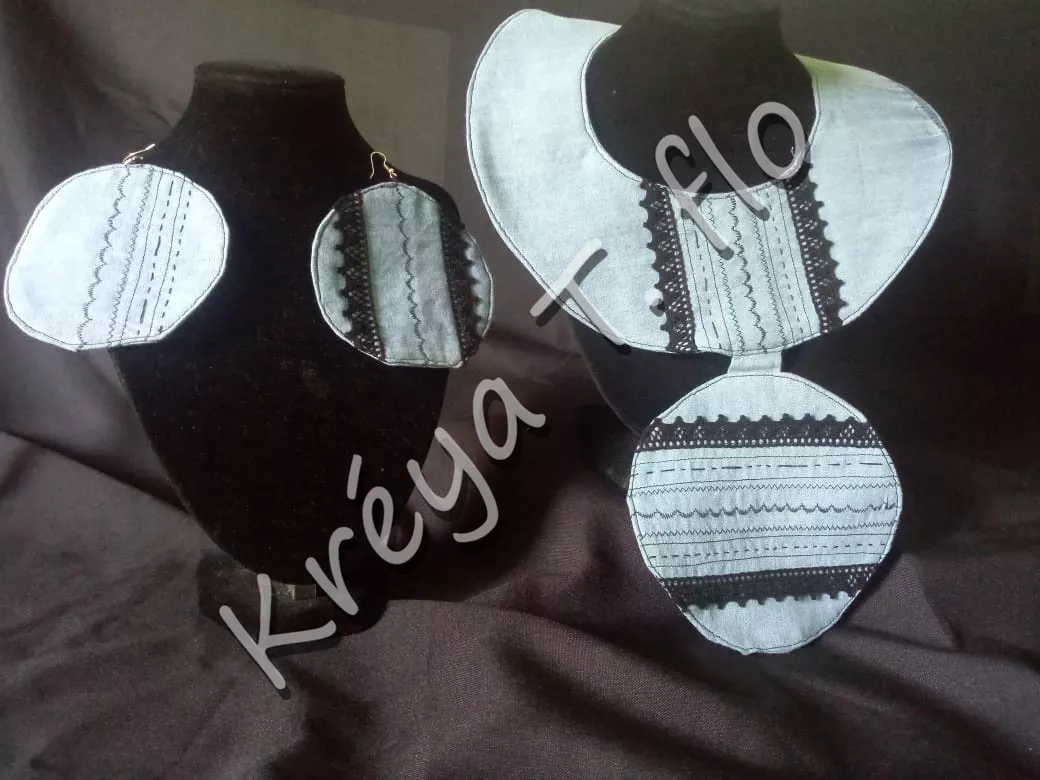 collier en jean brodé et boucles asymétriques