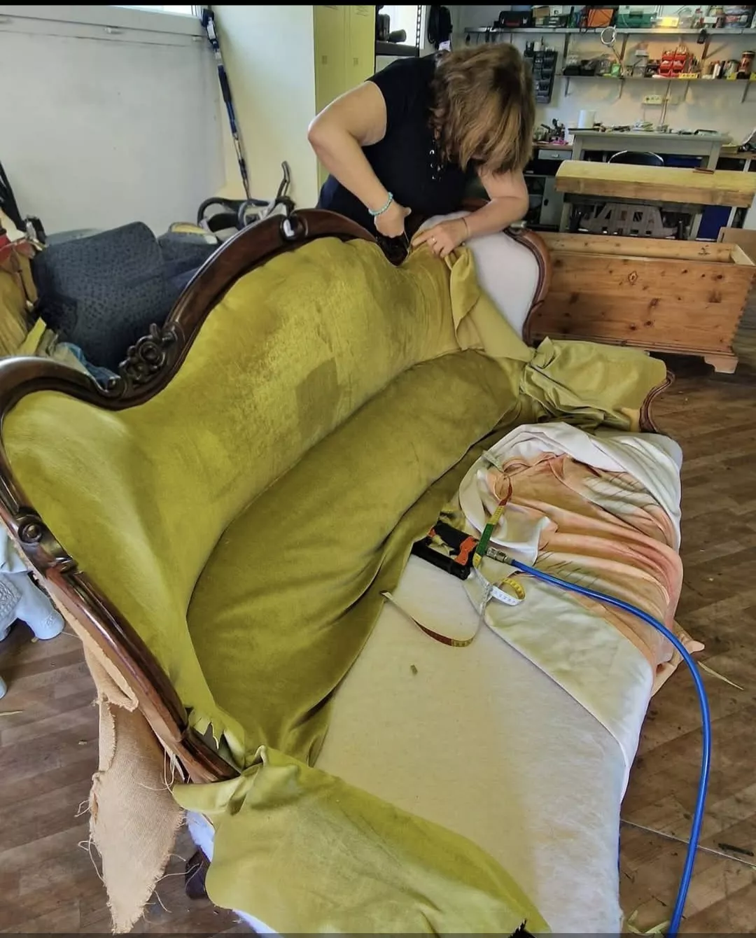 Réfection d'un canapé ancien en atelier de tapisserie.