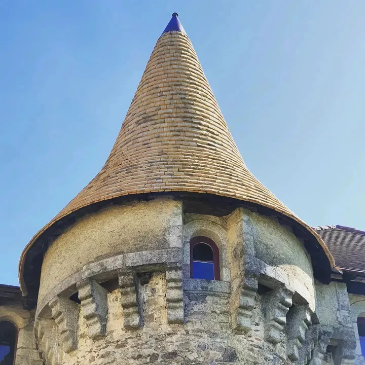 Une des 4 tours du château de Vieillecour à Saint-Pierre-de-Frugie, récemment recouverte en bardeaux de châtaignier