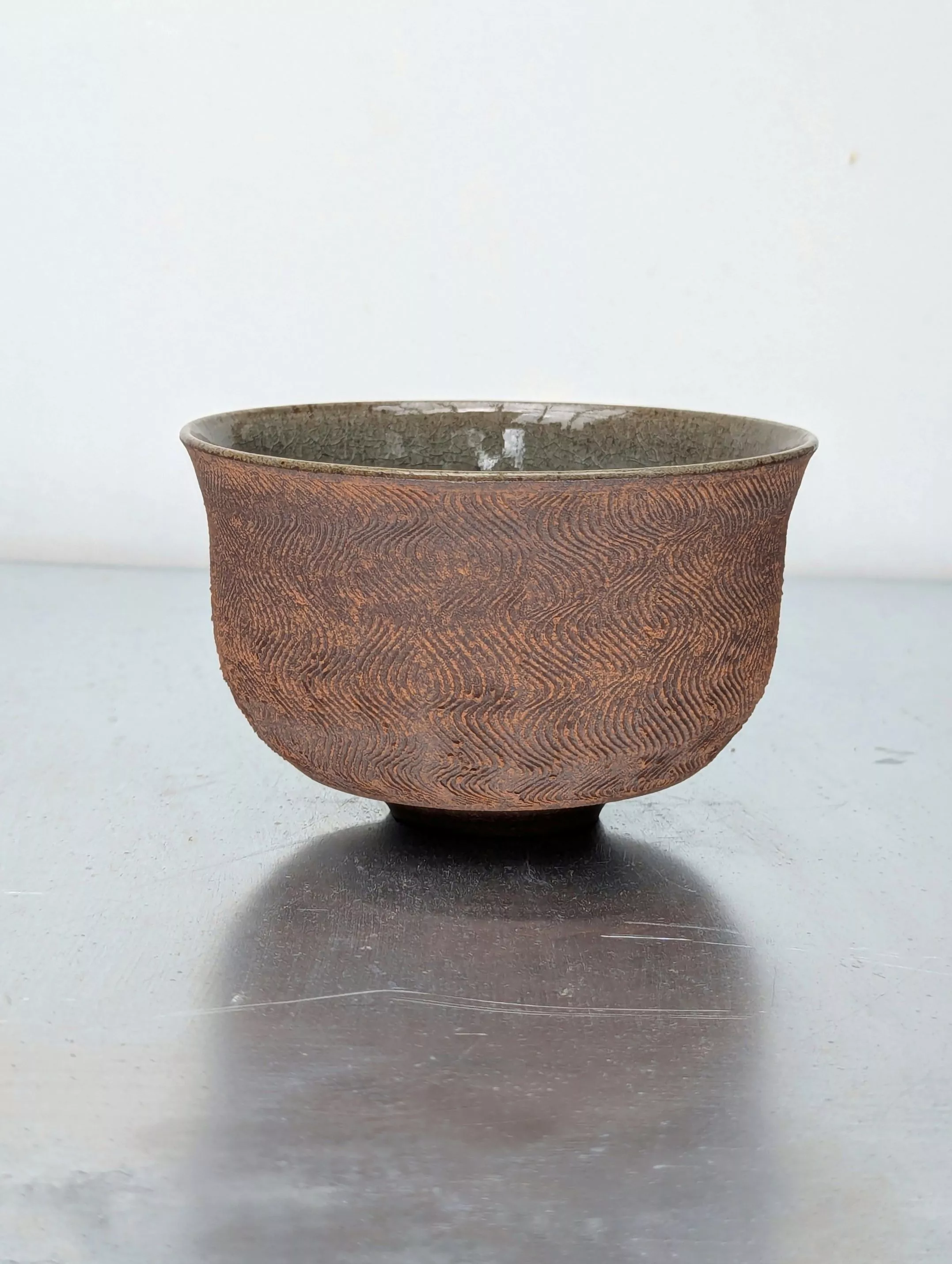 Bol en grès rouge de bourgogne, terre nue et texturée sur l'extérieur, émail céladon brillant à l'intérieur