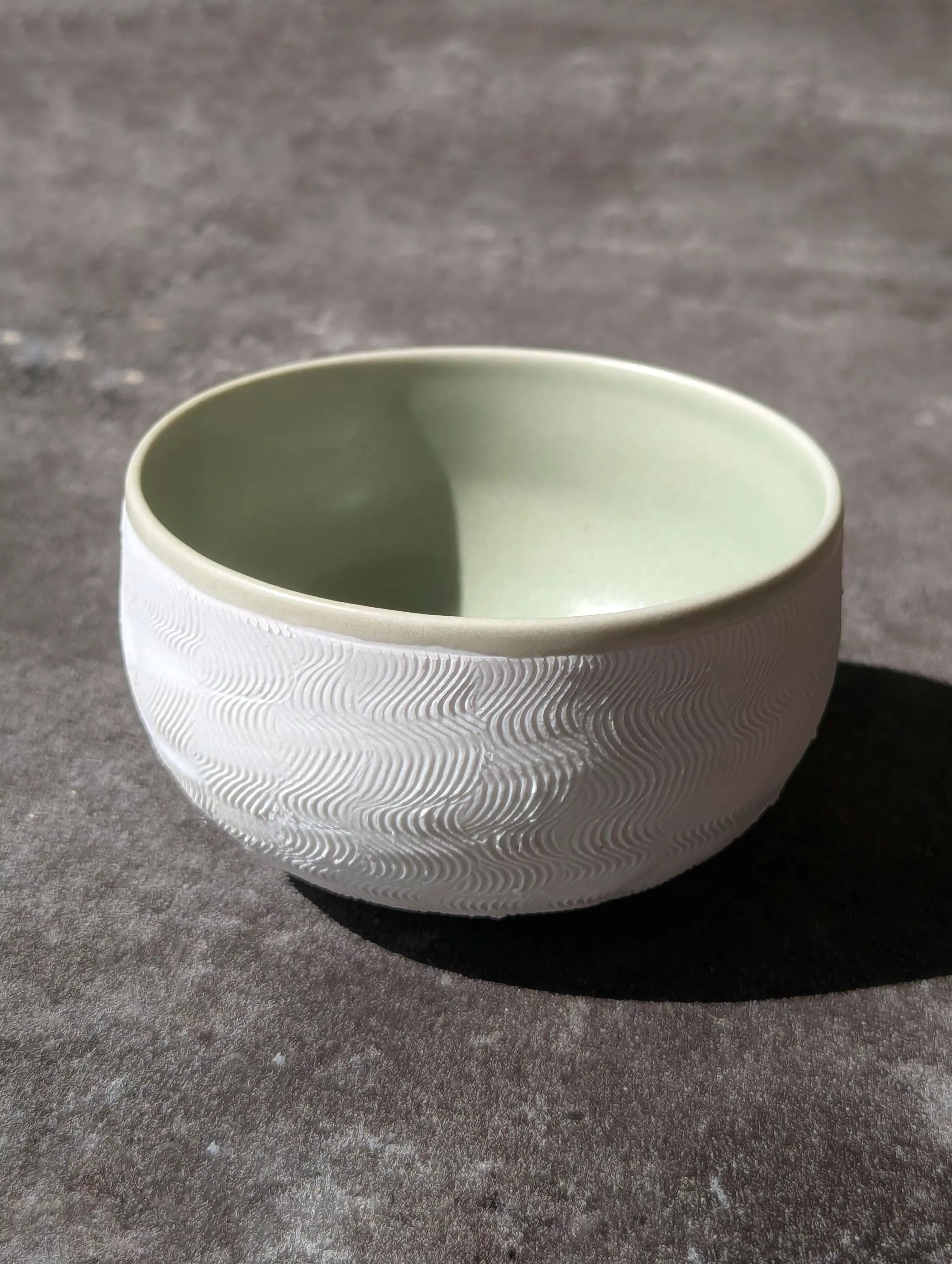 Bol enporcelaine, terre nue et texturée sur l'extérieur, émail céladon satiné à l'intérieur