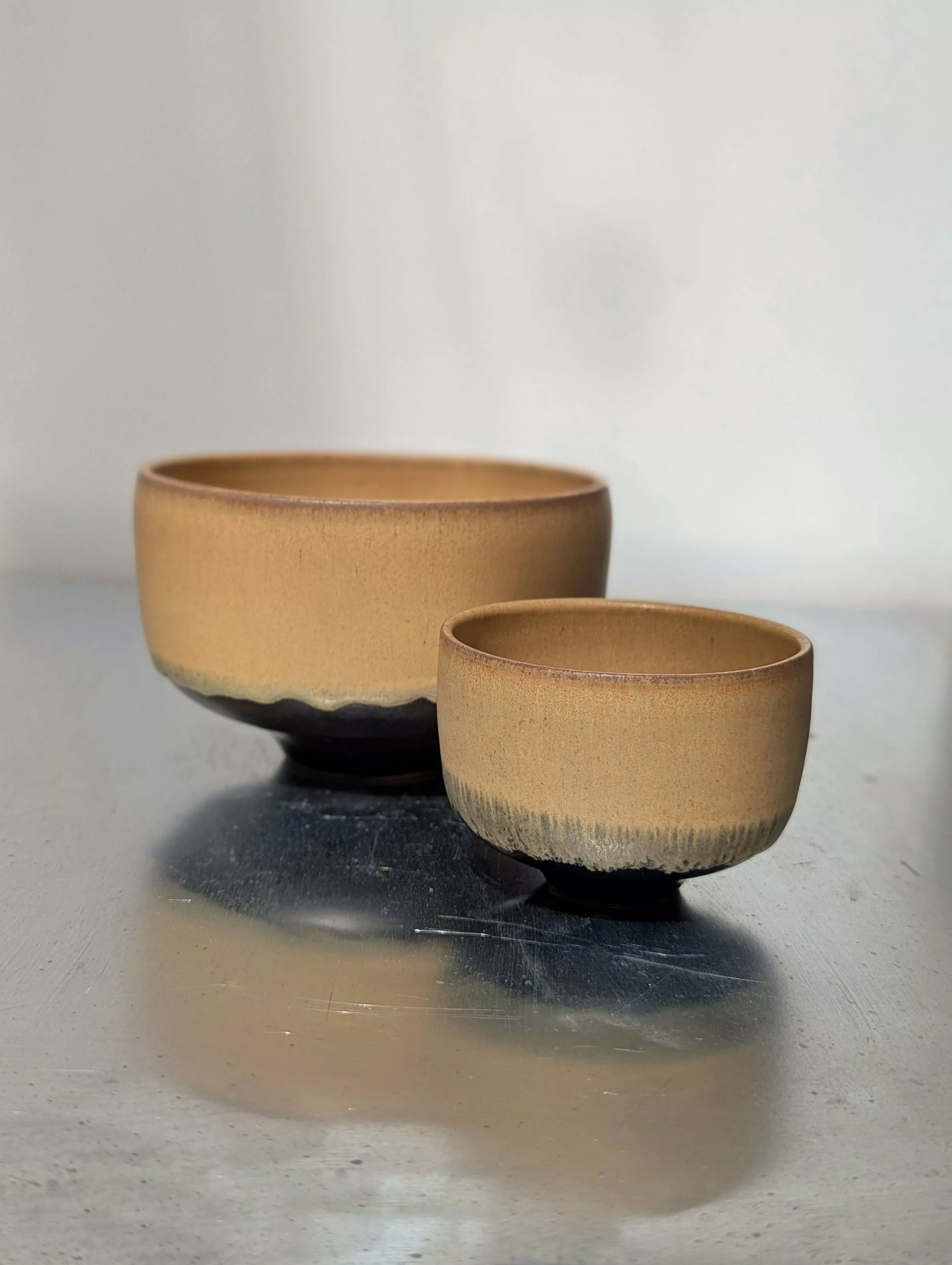 Bol et tasse à café en grès blanc, émail jaune mat contrastant avec le pied émaillé en noir brillant