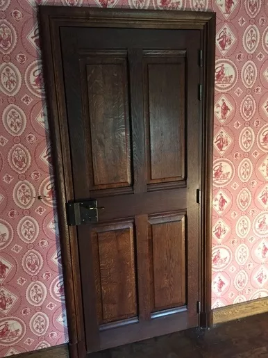 Fabrication à l'identique d'une porte intérieur de distribution des chambres de château.