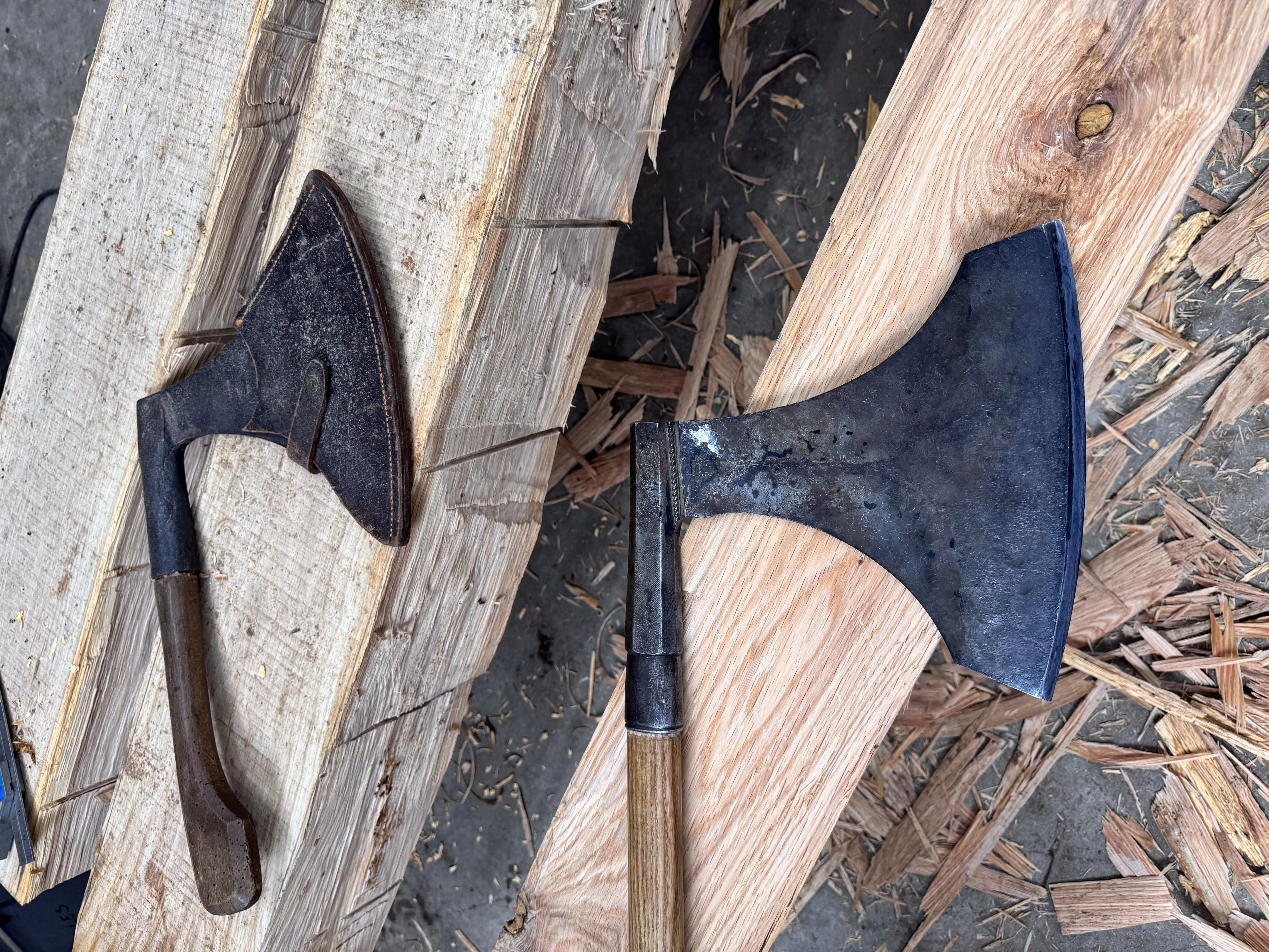 Deux haches d'équarrissage, Atelier Desmont, © Juliette Bebin