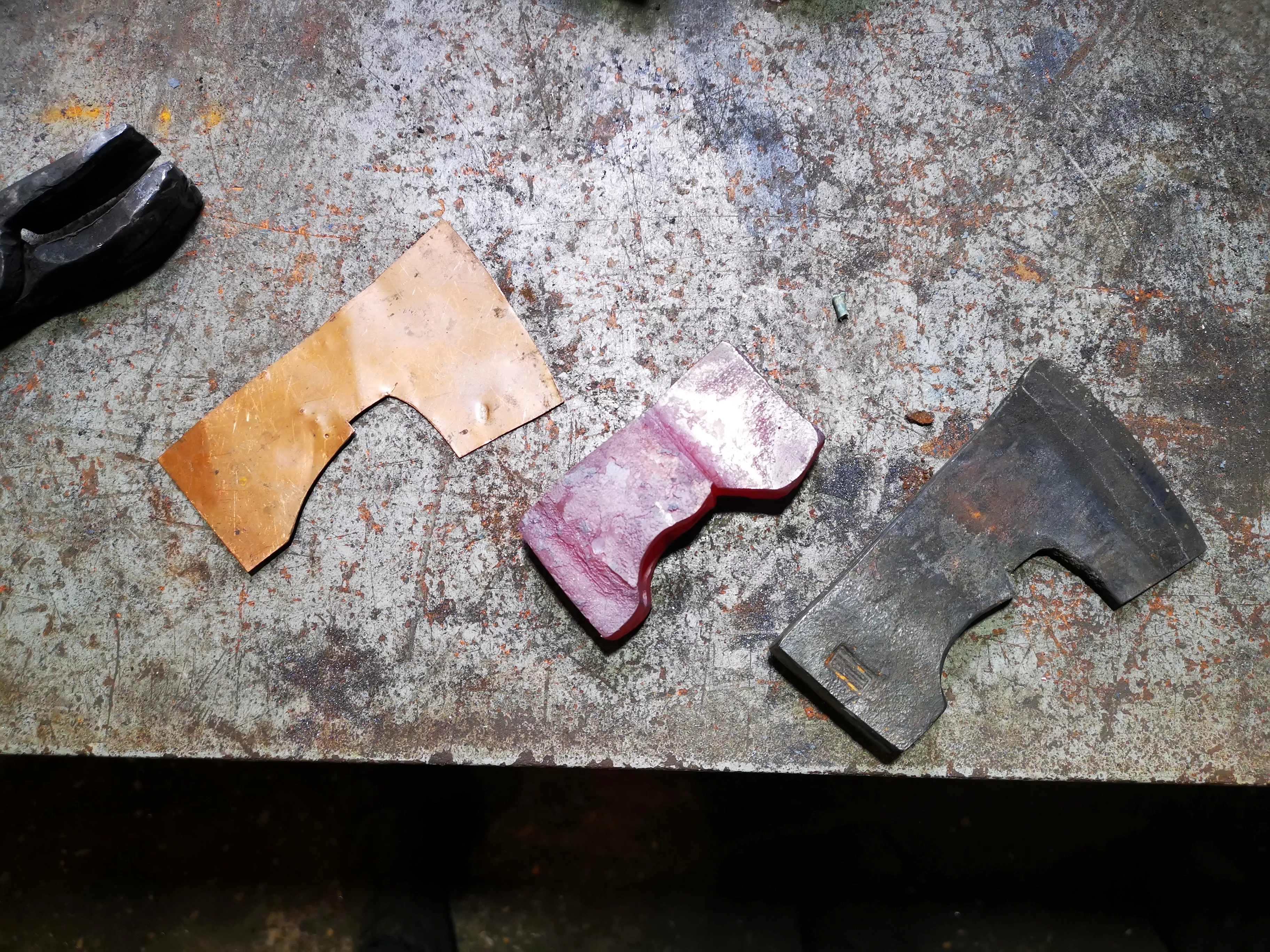 Fer de hache à trois étapes : matrice, en cours de fabrication, à l'état fini