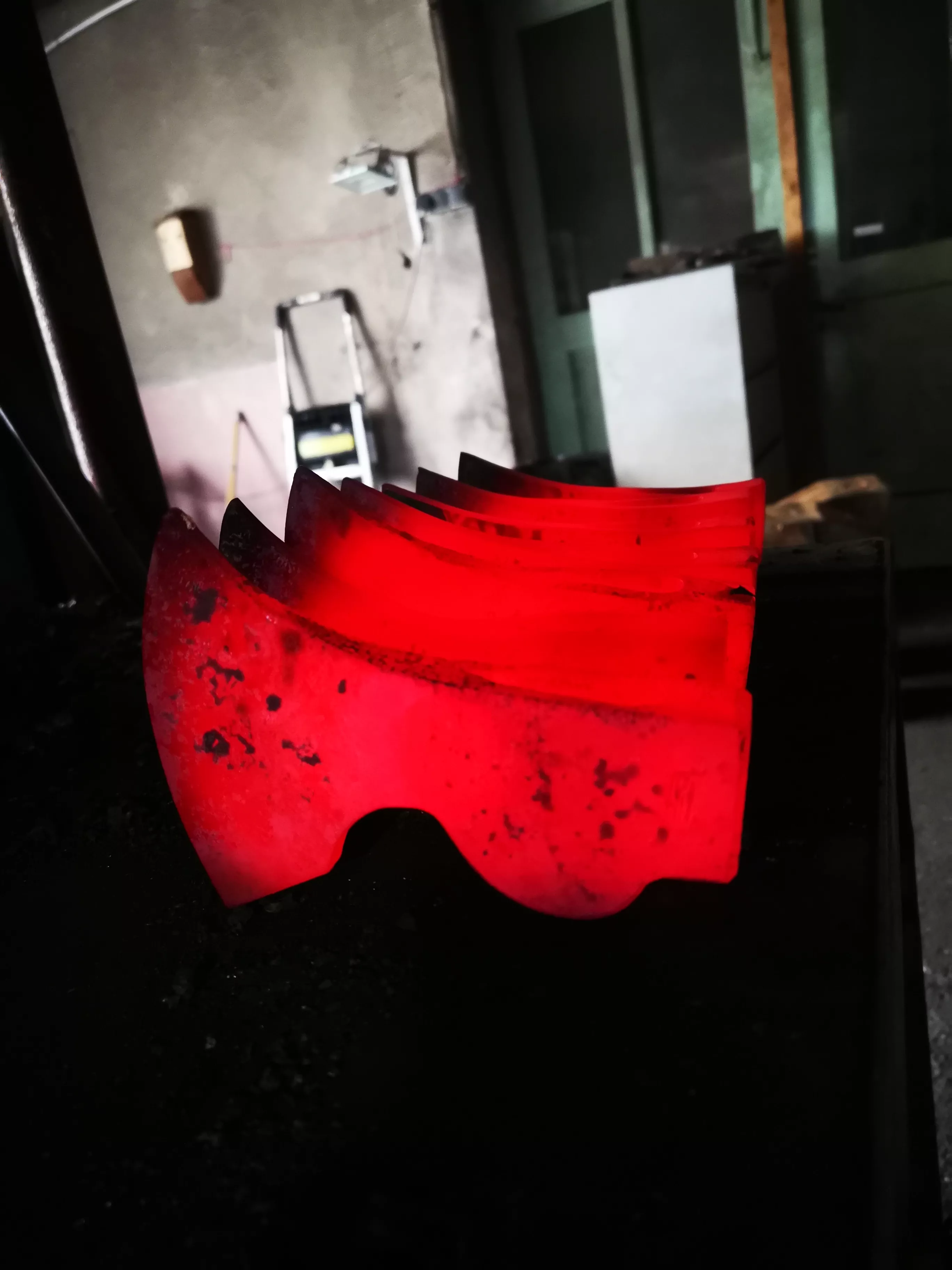 Plusieurs fer rougeoyant dans l'ombre de l'atelier