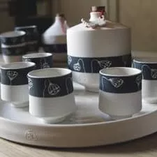 Travail de la porcelaine à l'atelier de Montpellier. Julia Simonot