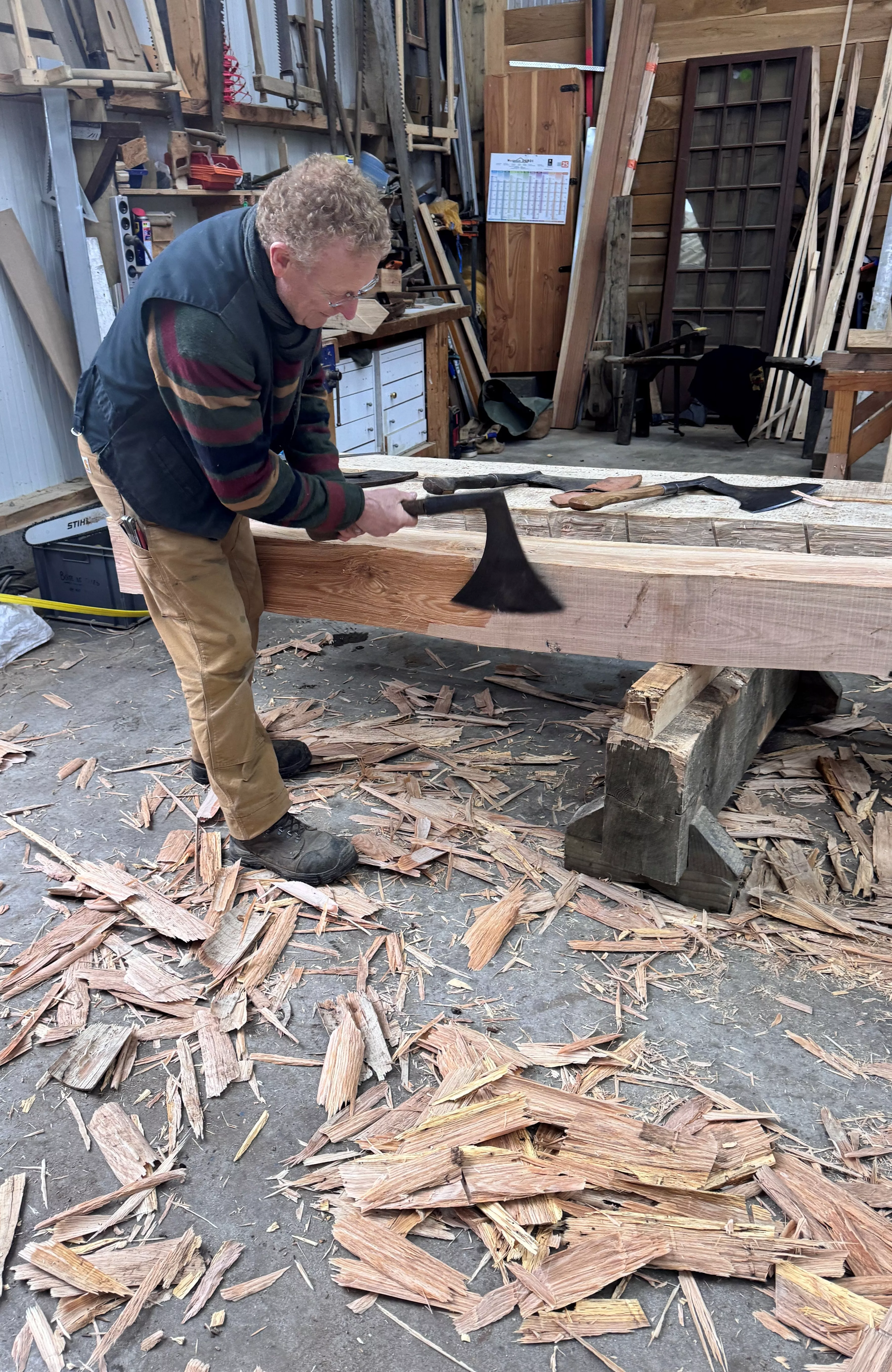 Le Maître d'Art Rémy Desmont équarrissant une grume de bois