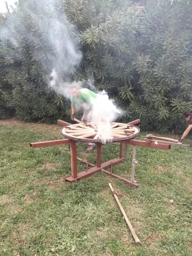 Pose d'une bande de fer sur la jante en bois par Luc Fruitet