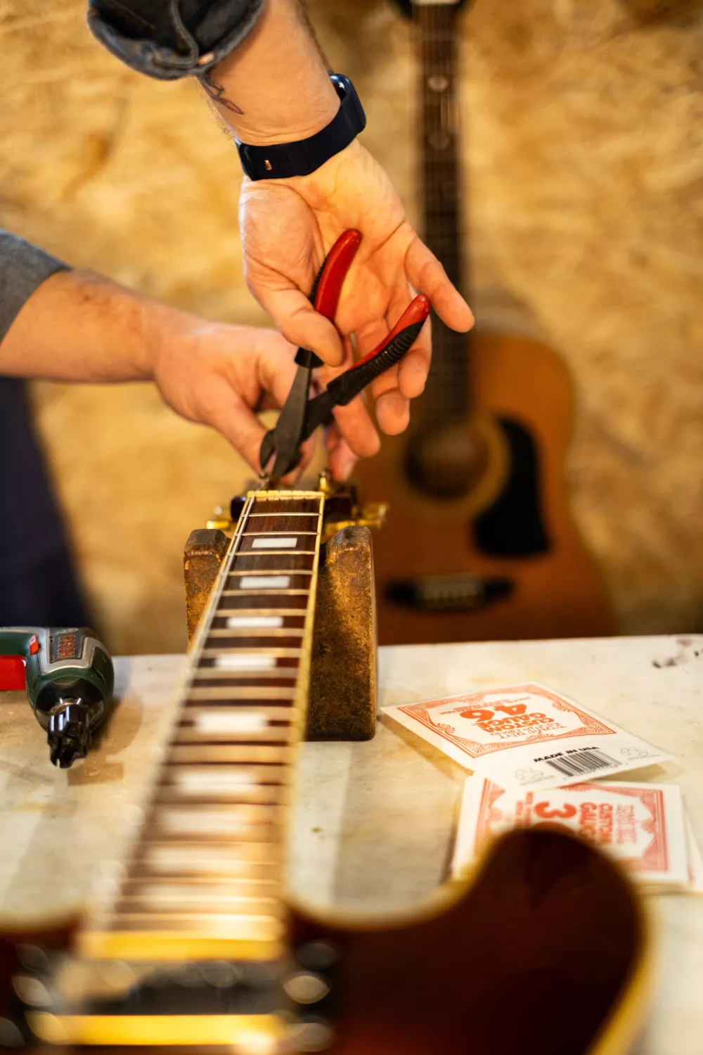 Atelier Cyrille guitartech mise en cordes