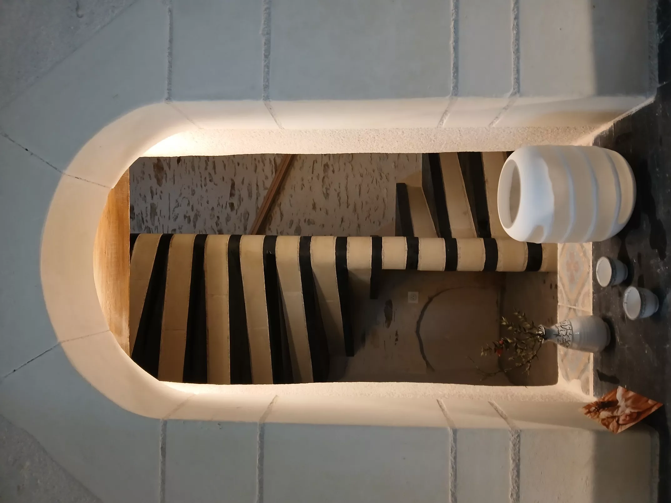 Taille et pose d'un escalier à noyau et encadrements.