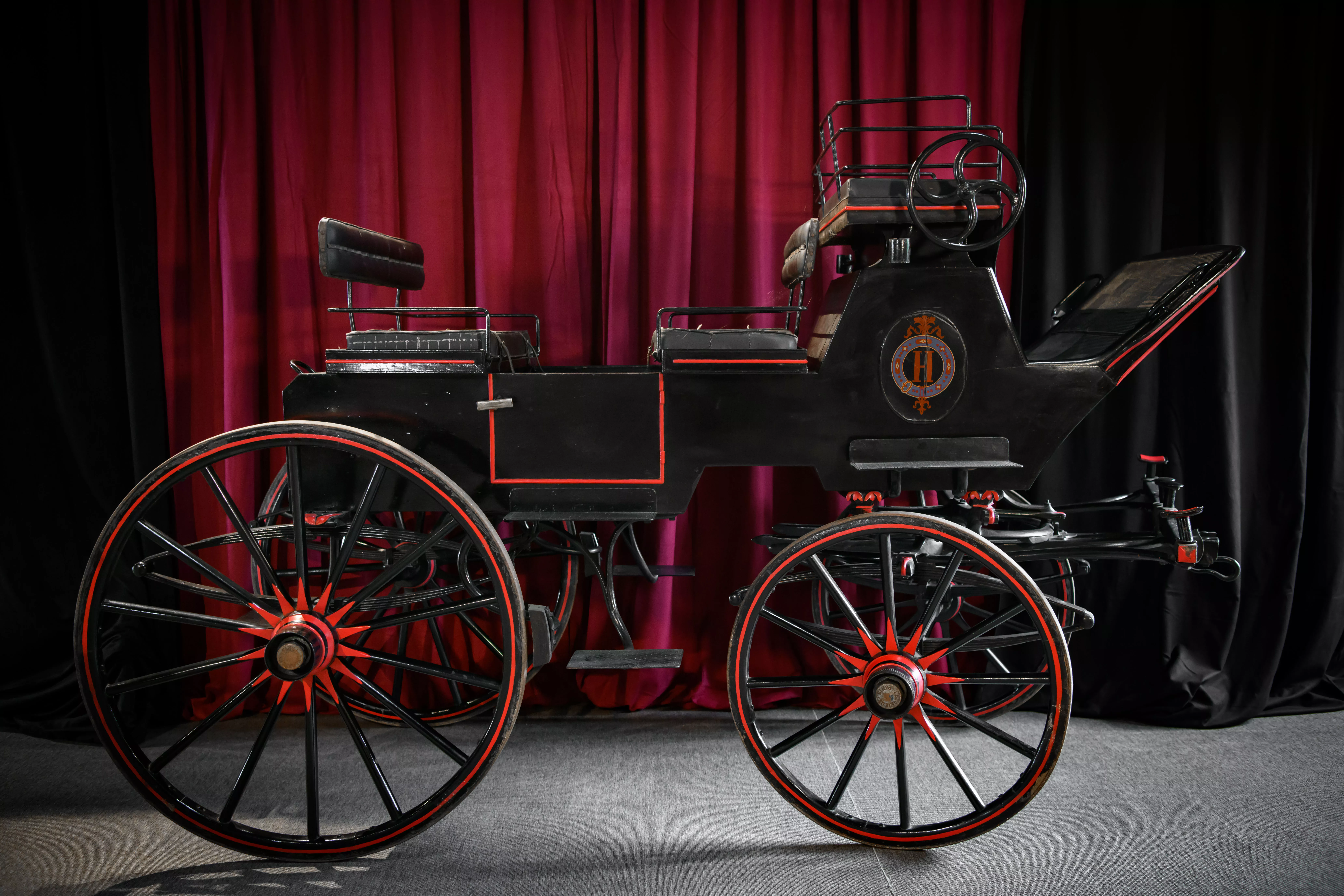 Voiture hippomobile Haras Nationaux - exposition Bouvet Laduvay Saumur