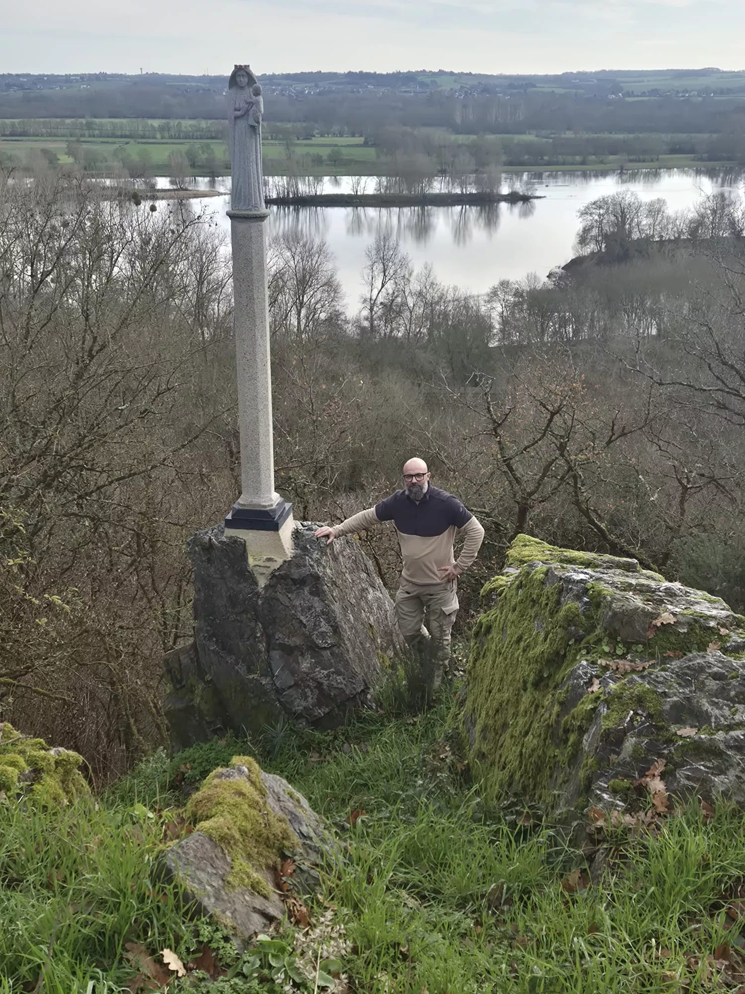 Pose d un monument  dédié a la vierge à l'enfant.