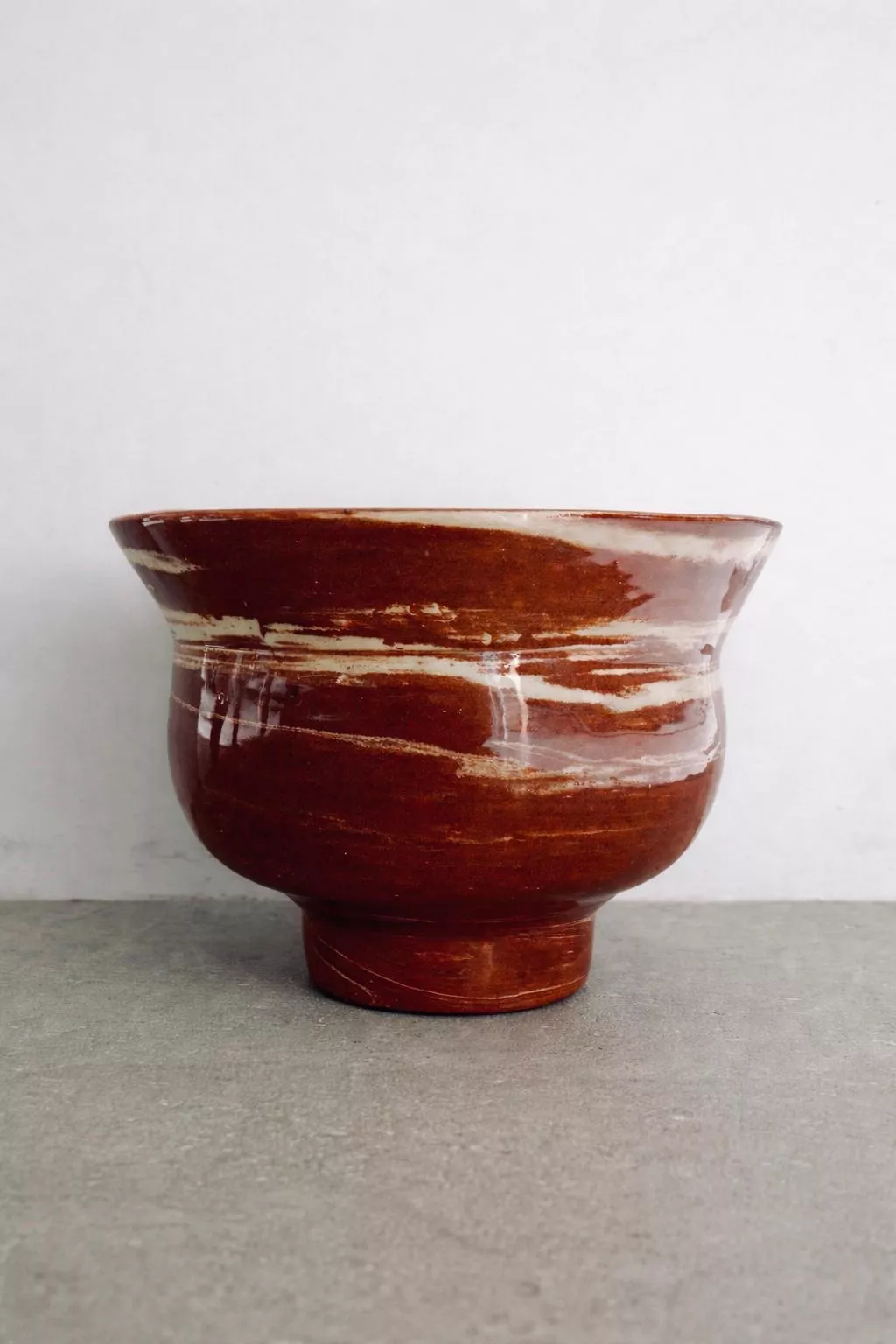 Vase marbré terracotta & blanc, tourné puis travaillé dans la masse. Motif spontané, unique à chaque pièce, inspiré des terres et lumières du Sud.