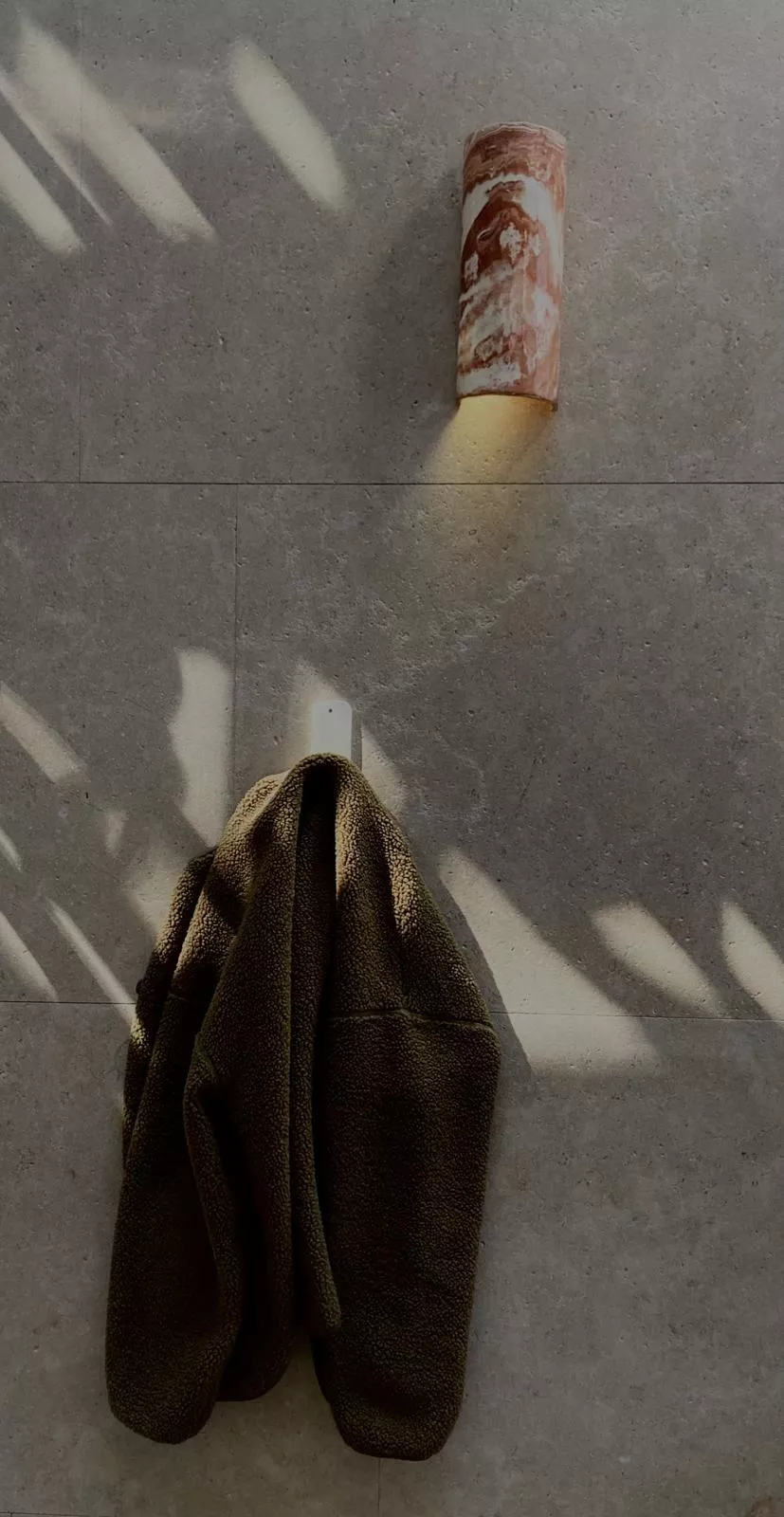 Applique murale en grès, née d’une collaboration à Uzès avec une directrice artistique. Ce projet a mené à la création d’une palette de couleurs pour offrir du sur-mesure tout en limitant les séries.