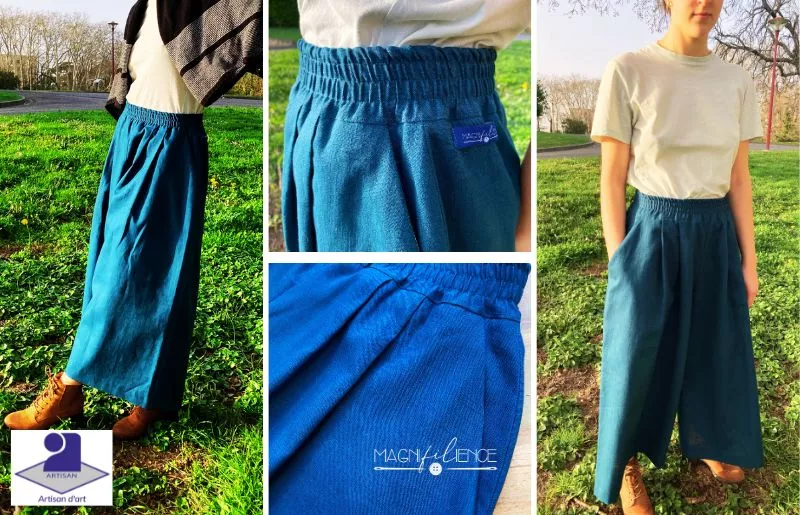 Pantalon large en lin bleu pétrole avec poches italiennes et taille élastiquée. Un patron Magnifilience. Certaines des coutures sont gansées à l'aide d'un biais fait main assorti au tissu choisi pour les poches.