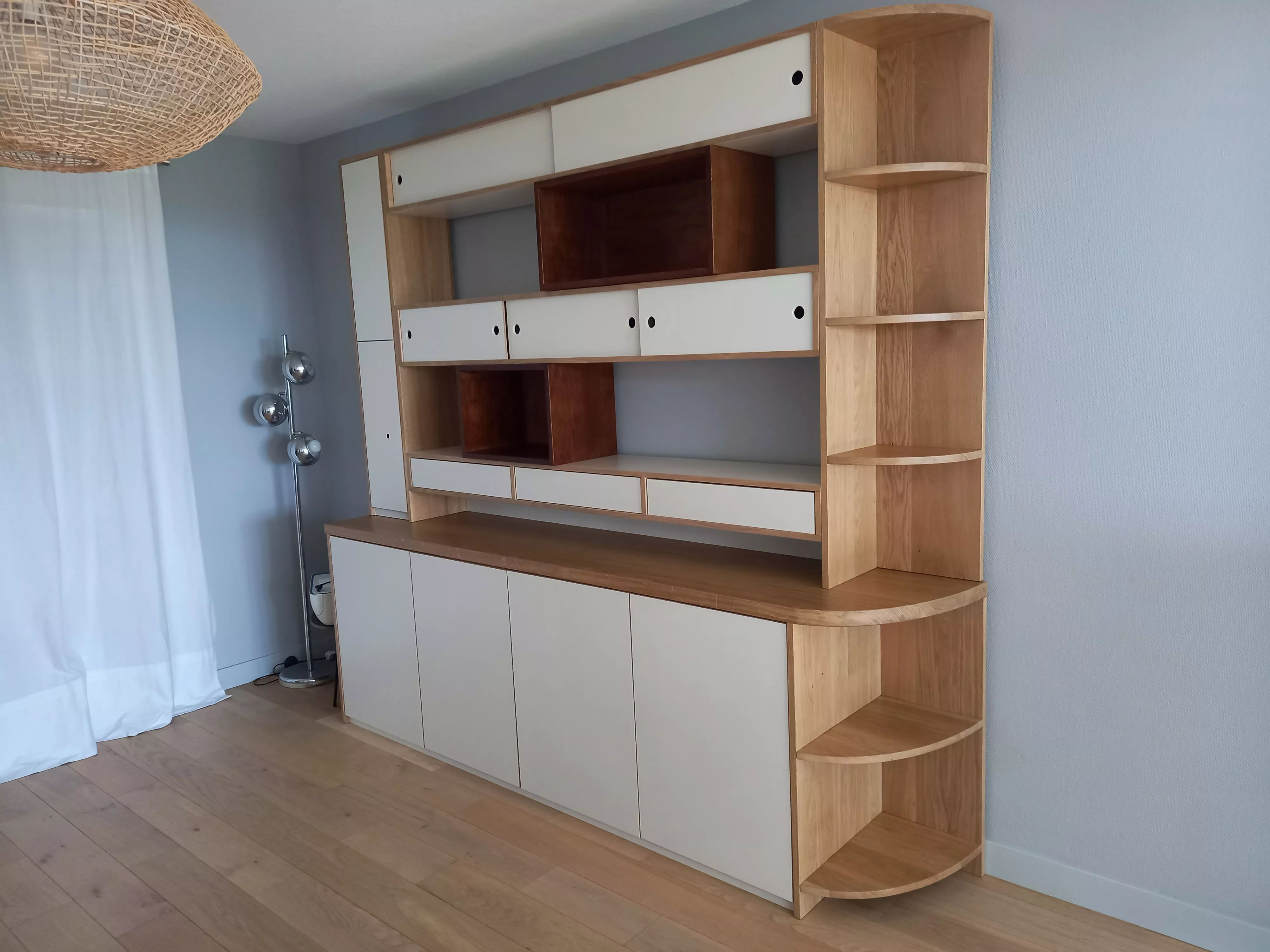 Meuble de salle à manger en chêne, noyer et panneau de CP peuplier peint