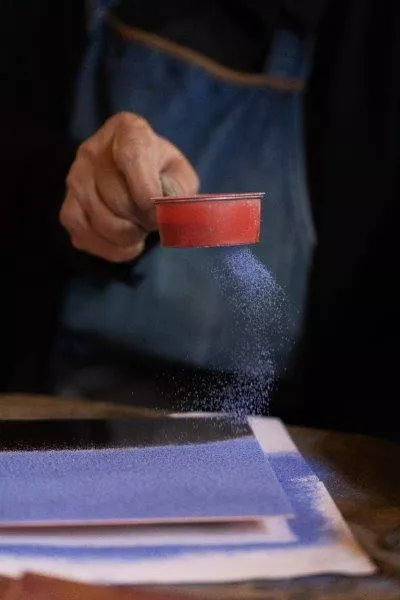 Saupoudrage de l'émail d'orfèvre