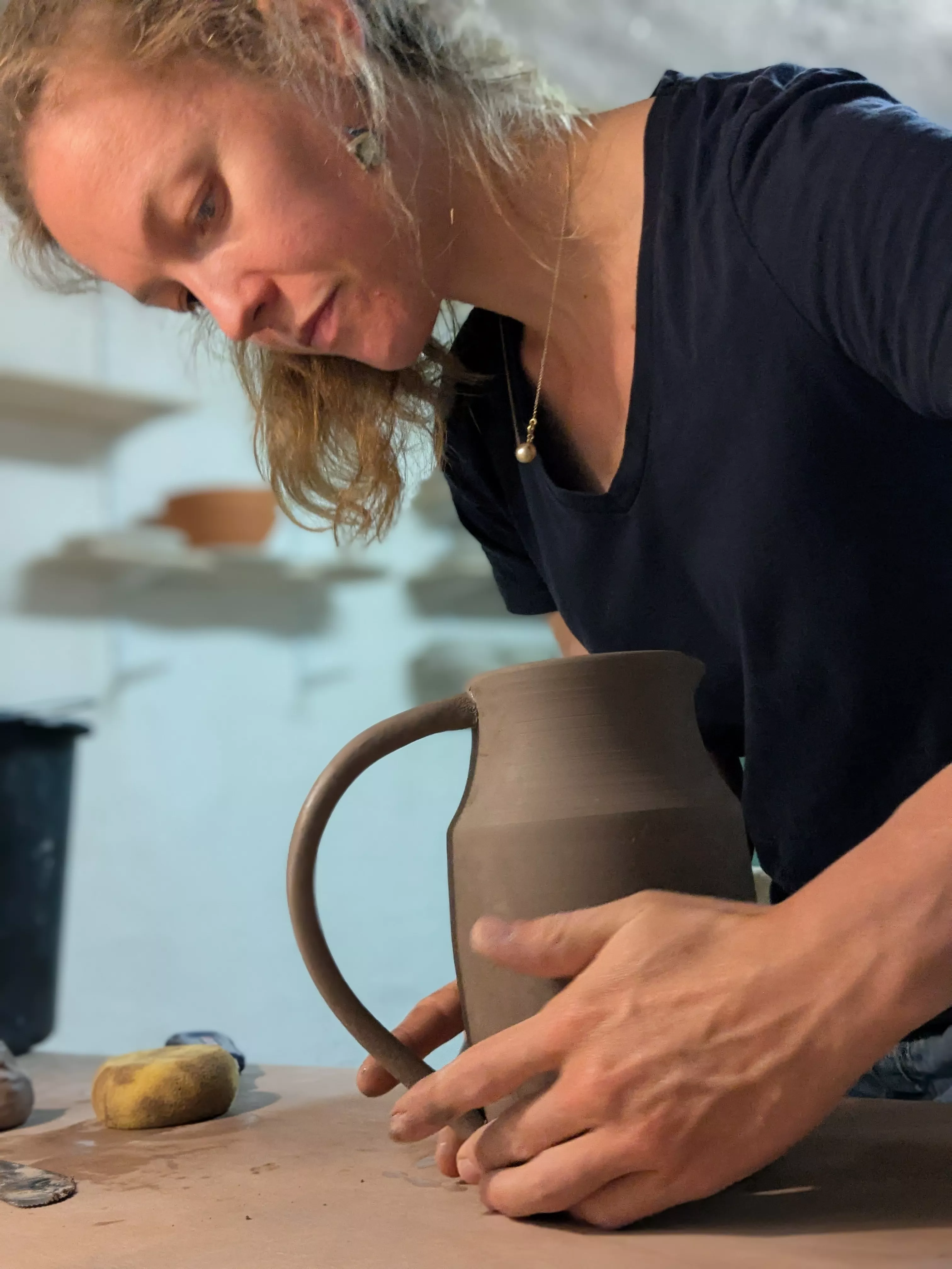 Portrait pose d'une anse sur un pichet